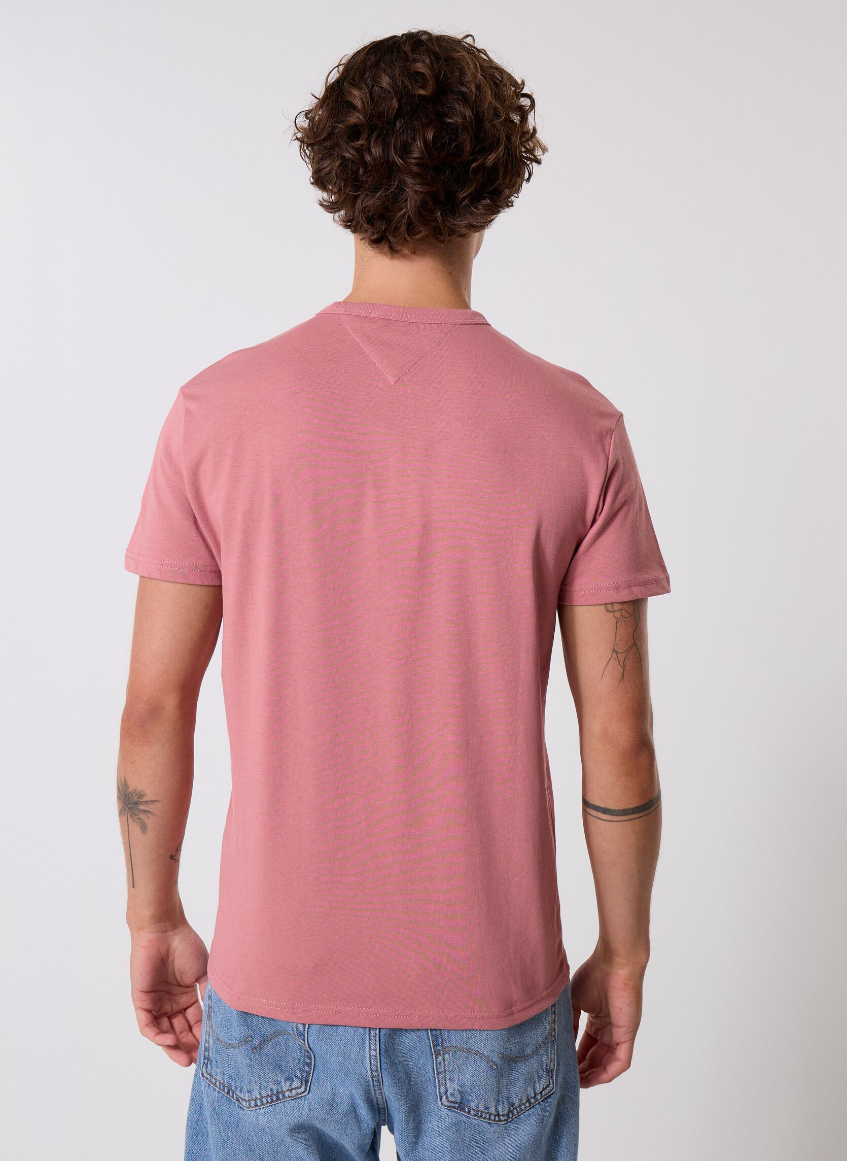 T-shirt a maniche corte Tjm Reg Badge Tee Ex uomo rosa Tommy Jeans T-shirt a maniche corte Tjm Reg Badge Tee Ex uomo rosa TAHITI BERRY TONAL