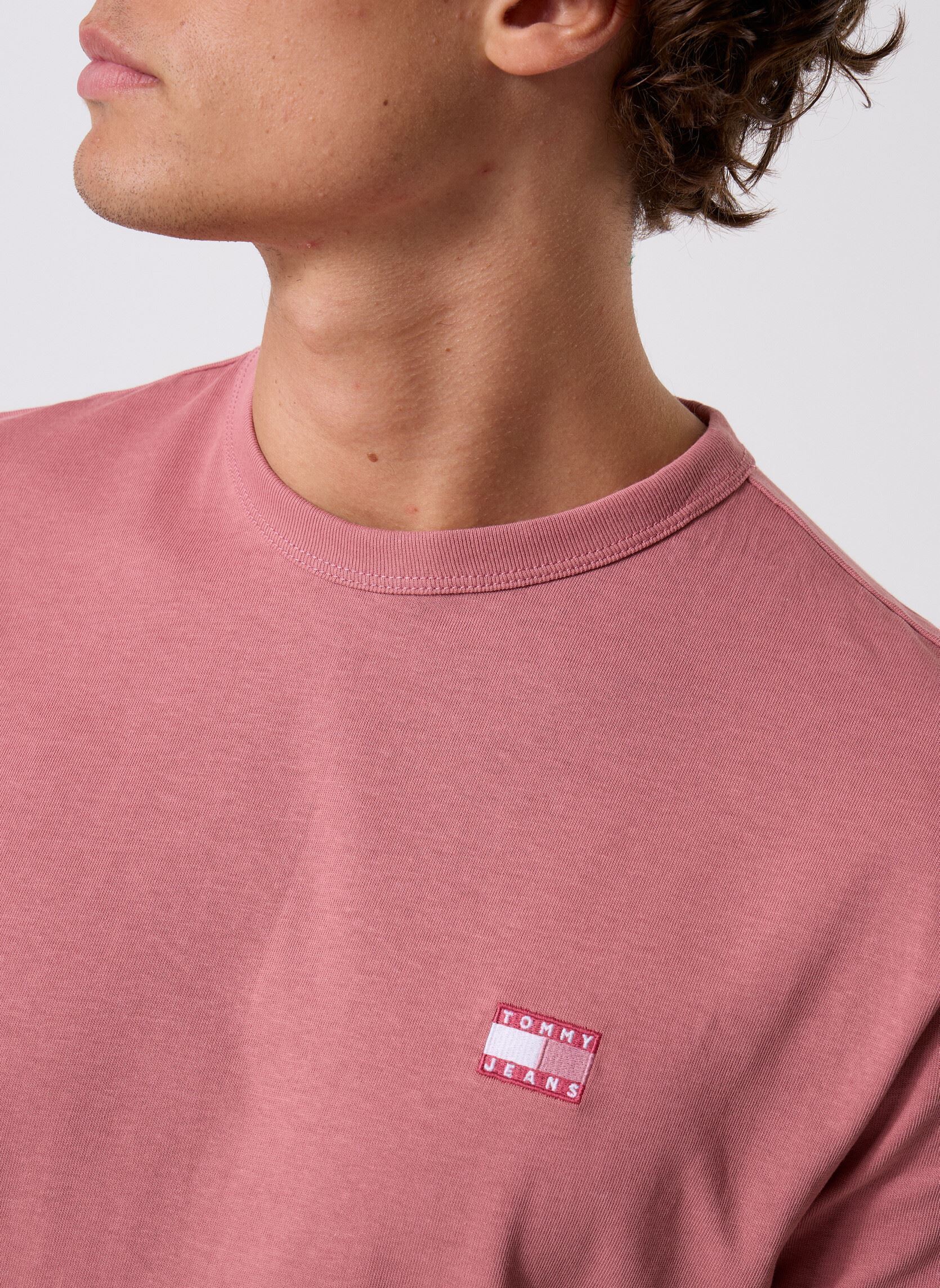 T-shirt a maniche corte Tjm Reg Badge Tee Ex uomo rosa Tommy Jeans T-shirt a maniche corte Tjm Reg Badge Tee Ex uomo rosa TAHITI BERRY TONAL