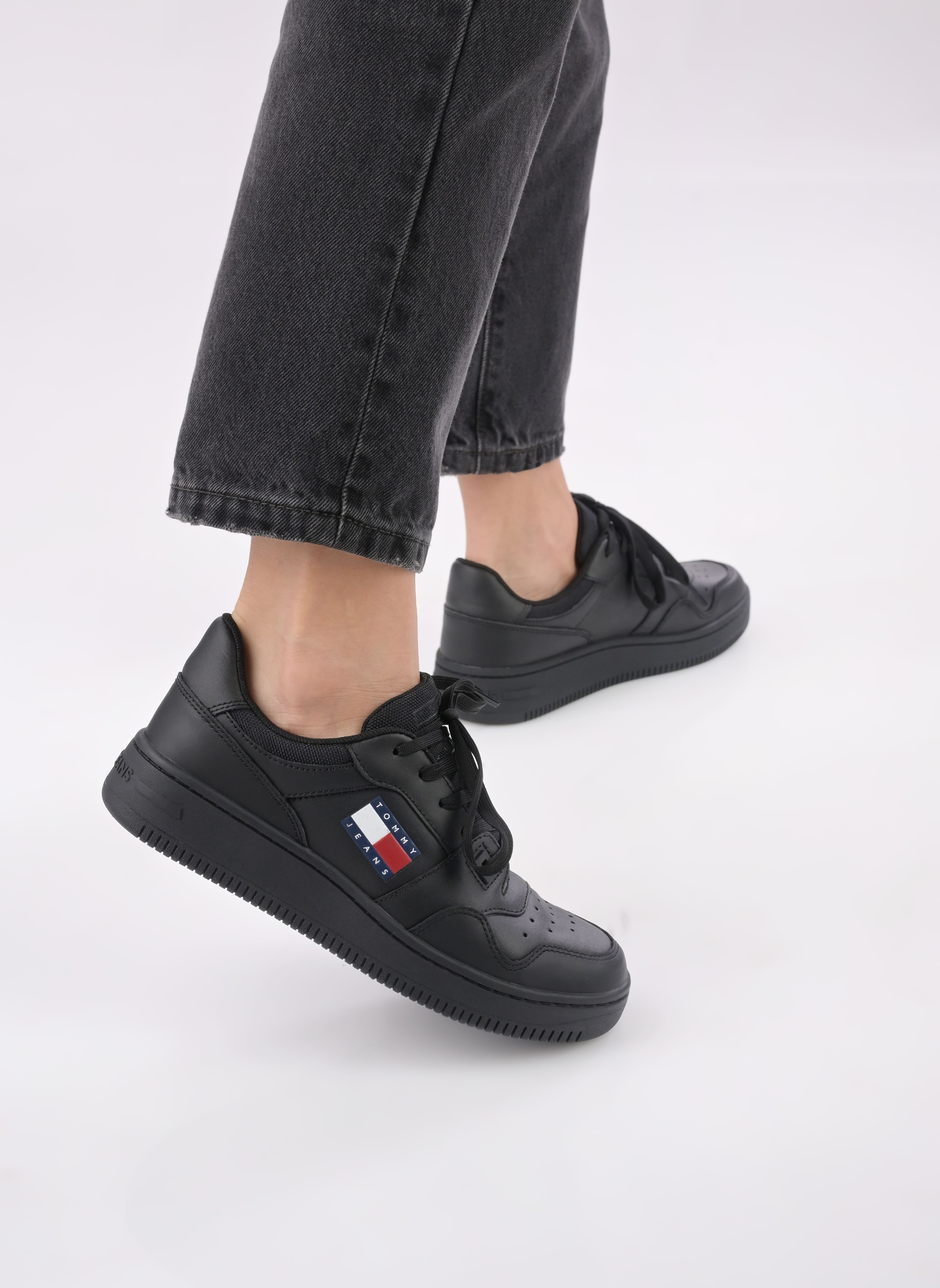 Sneakers TJW RETRO BASKET ESS donna nero Tommy Jeans Sneakers TJW RETRO BASKET ESS donna nero TRIPLE BLACK