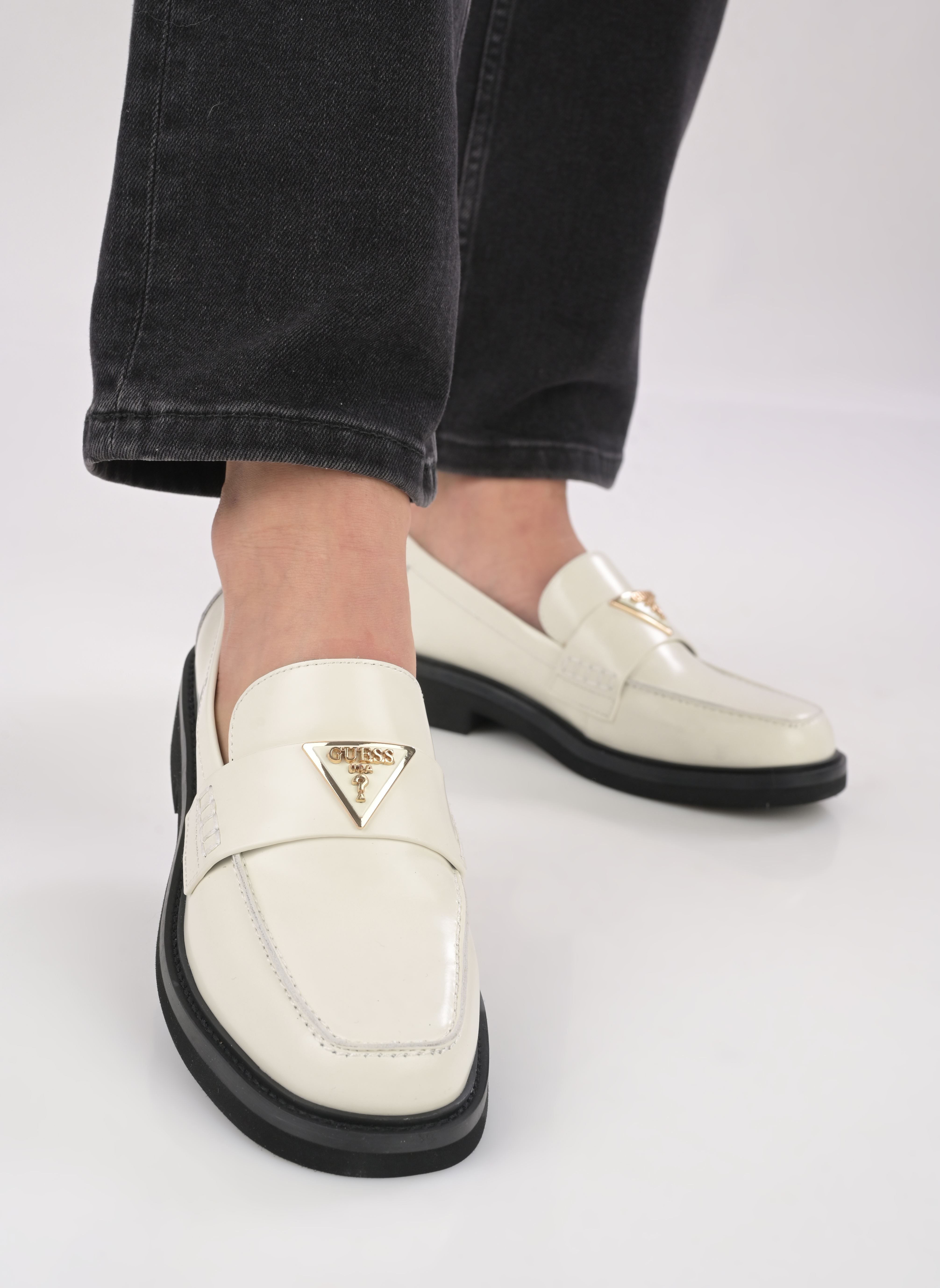 Acquista Guess Mocassino carro in pelle Ilary su