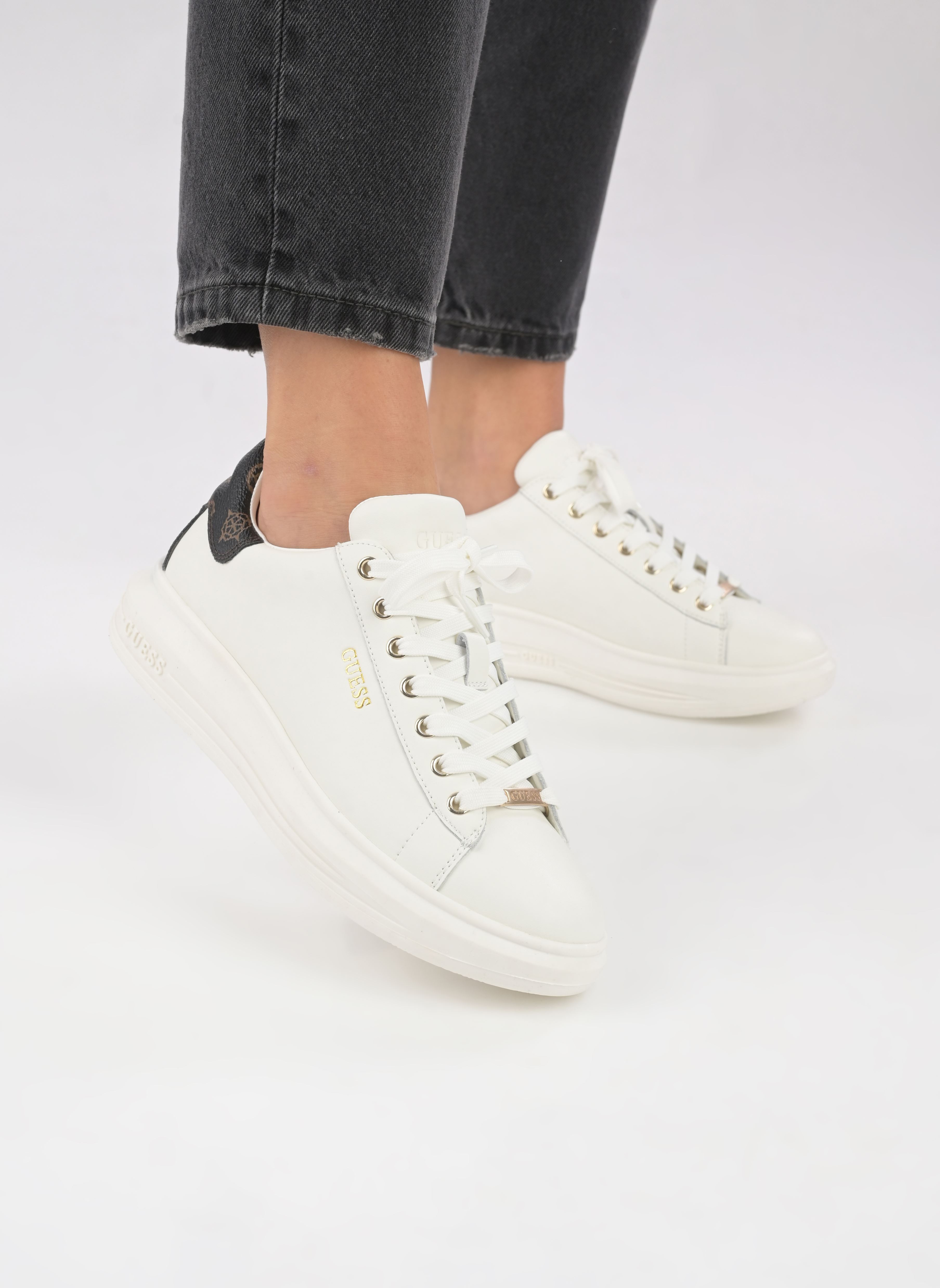Lage sneakers VIBO W dames wit Guess Lage sneakers VIBO W dames wit White Brown