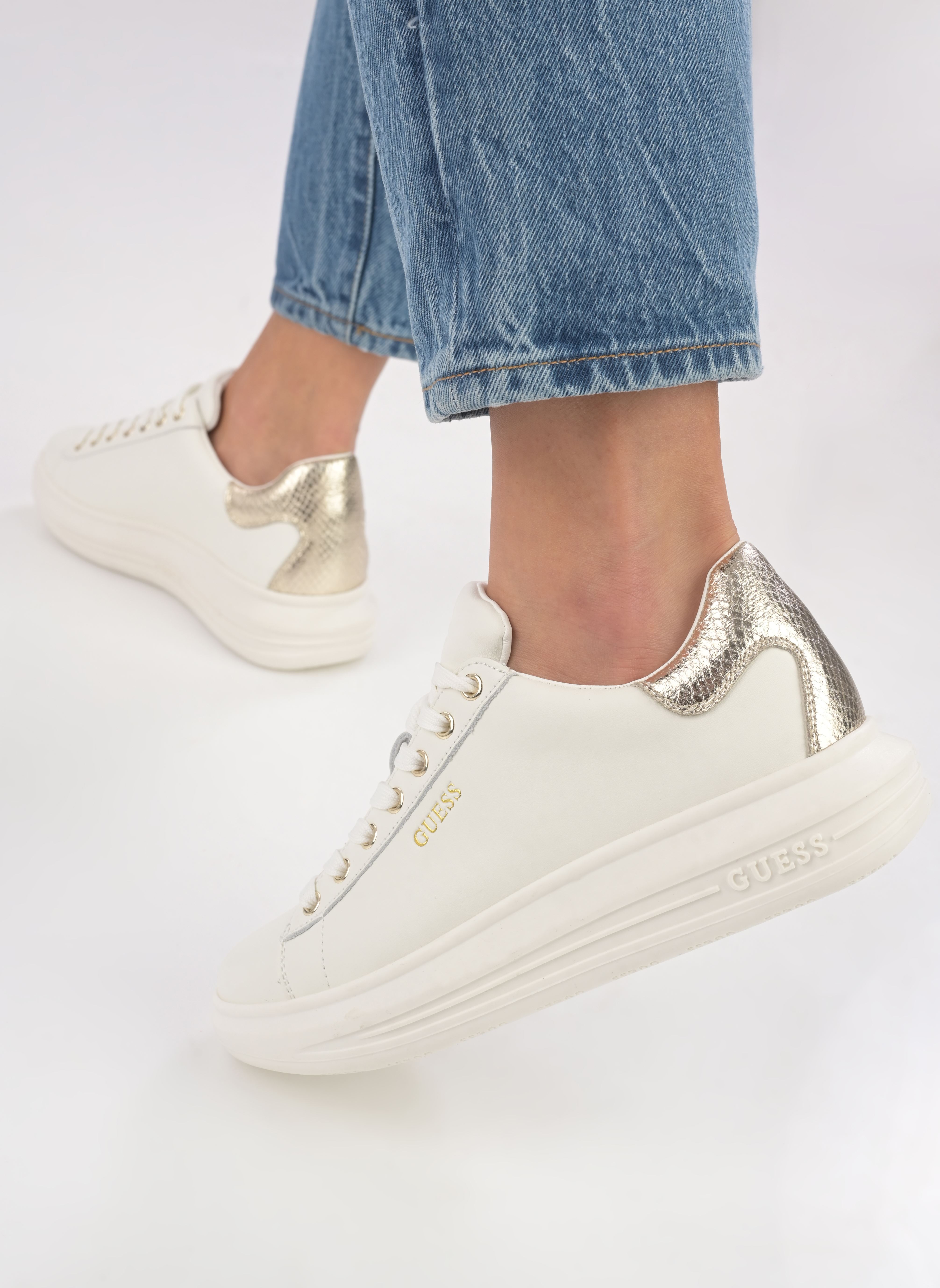 Lage sneakers VIBO W dames wit Guess Lage sneakers VIBO W dames wit White Gold