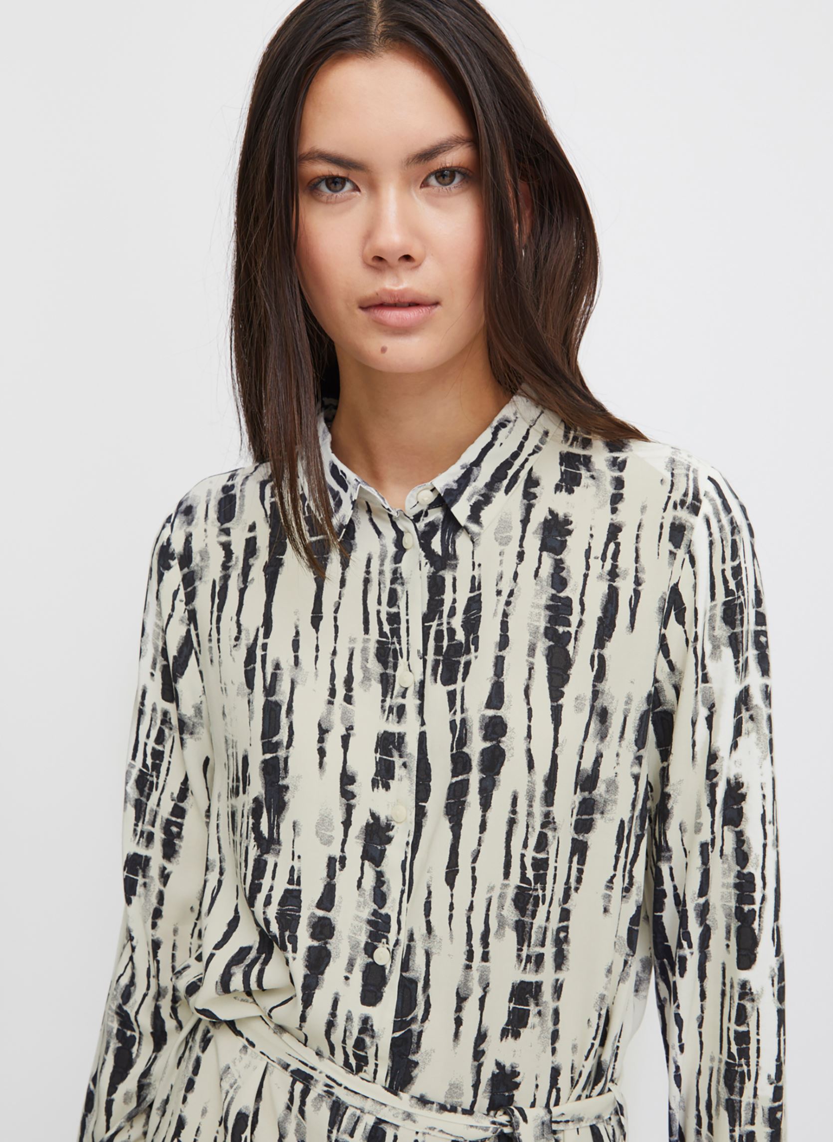 Jurken Ihvera Dr29 dames wit Ichi Jurken Ihvera Dr29 dames wit Total Eclipse tie dye aop
