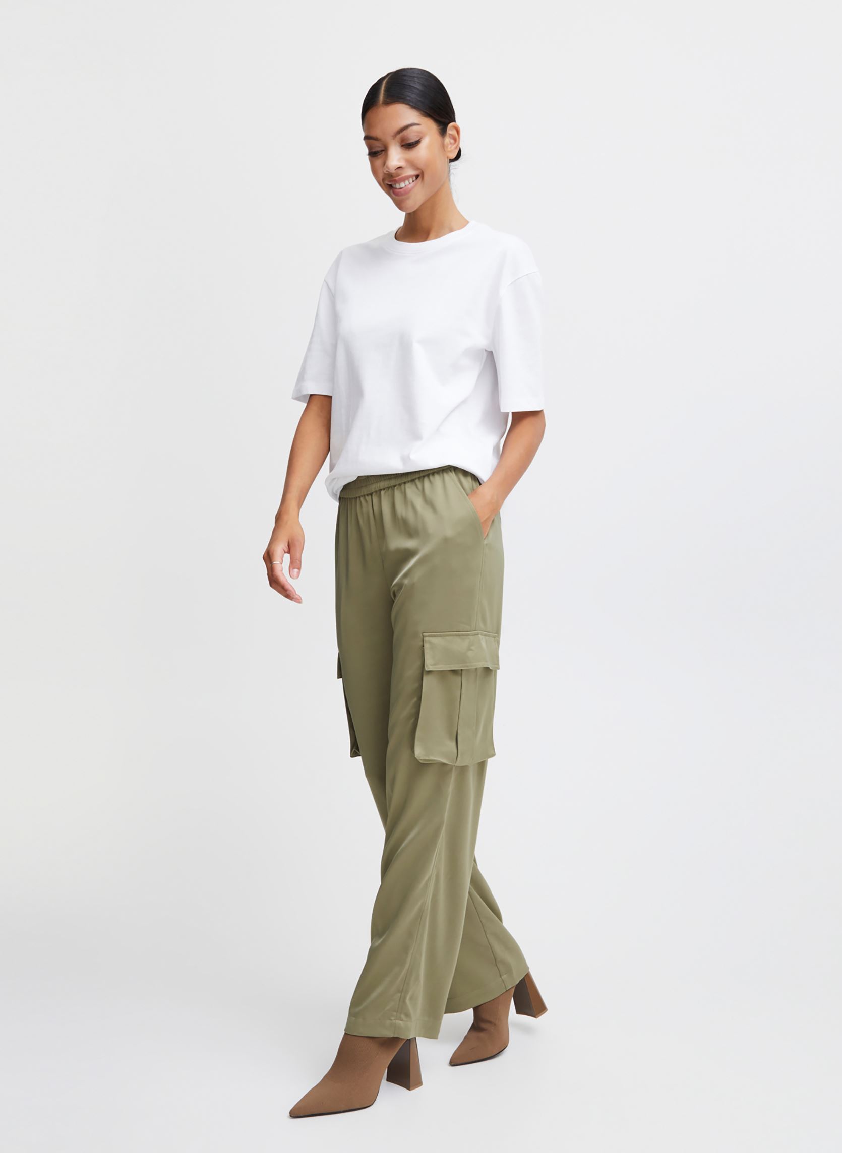 Pantalons droit Byesto Cargo Pants - femme vert B-Young Pantalons droit Byesto Cargo Pants - femme vert Aloe