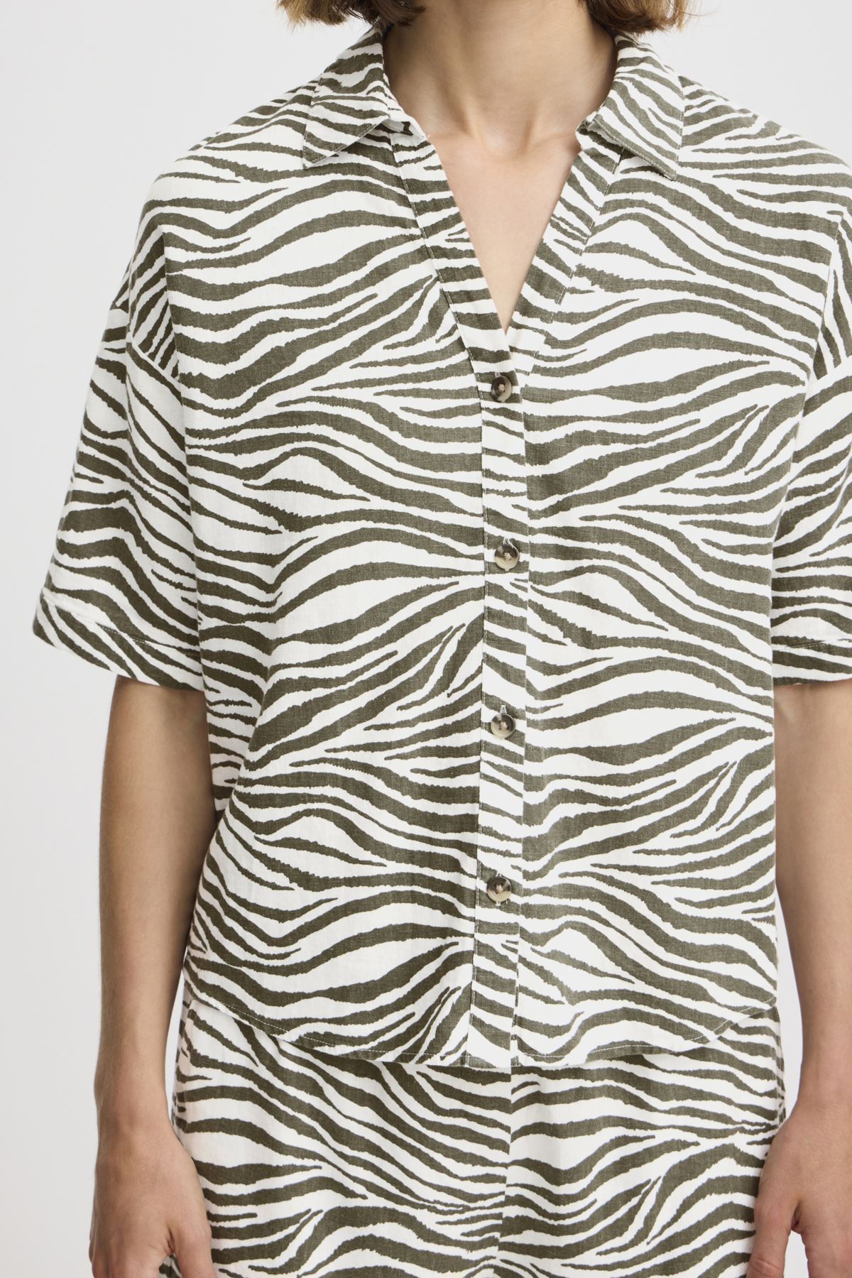 Kurzarm-Hemden Byfalakka Ss Shirt - damen weiß B-Young Kurzarm-Hemden Byfalakka Ss Shirt - damen weiß Animal Kalamata Mix