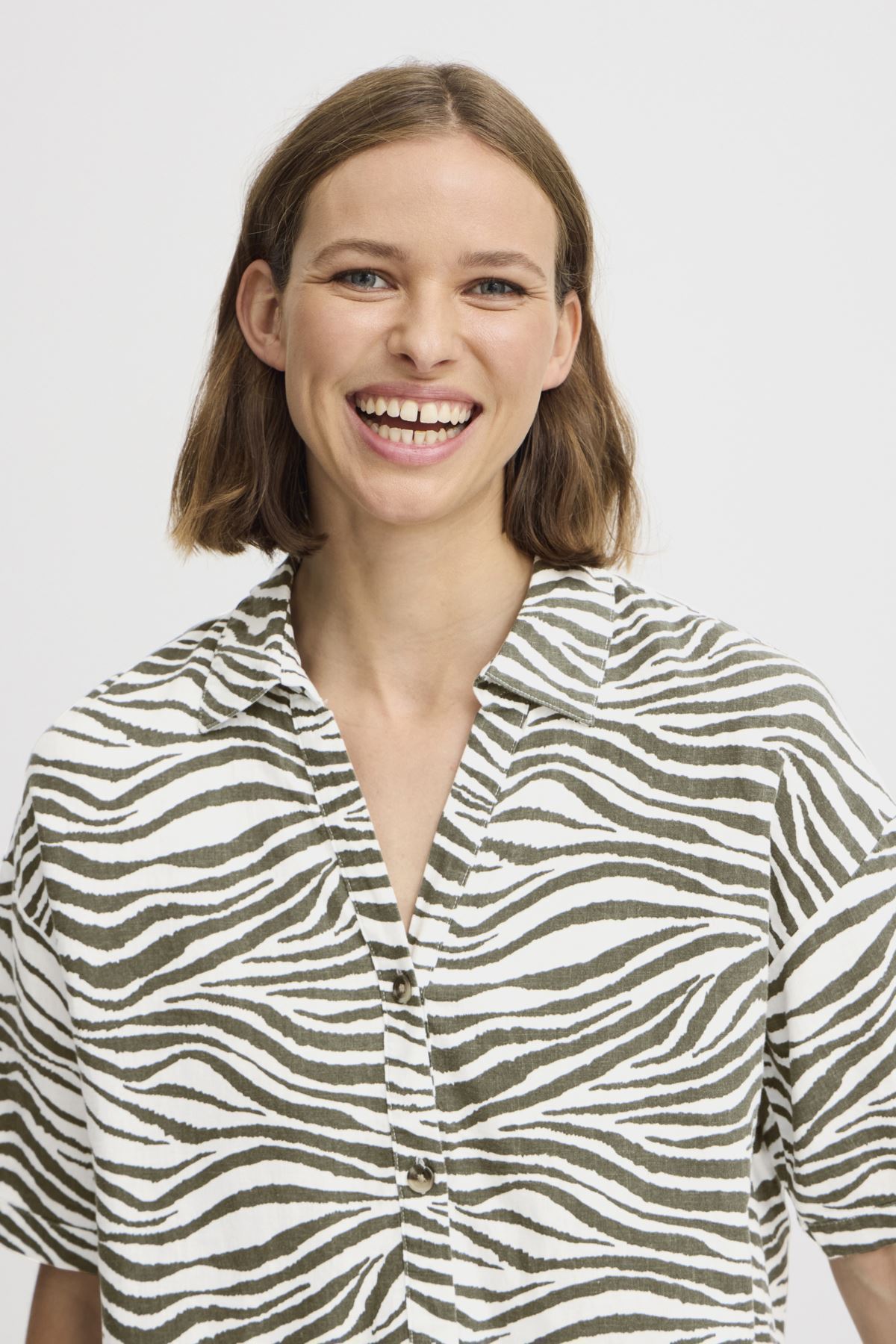 Kurzarm-Hemden Byfalakka Ss Shirt - damen weiß B-Young Kurzarm-Hemden Byfalakka Ss Shirt - damen weiß Animal Kalamata Mix
