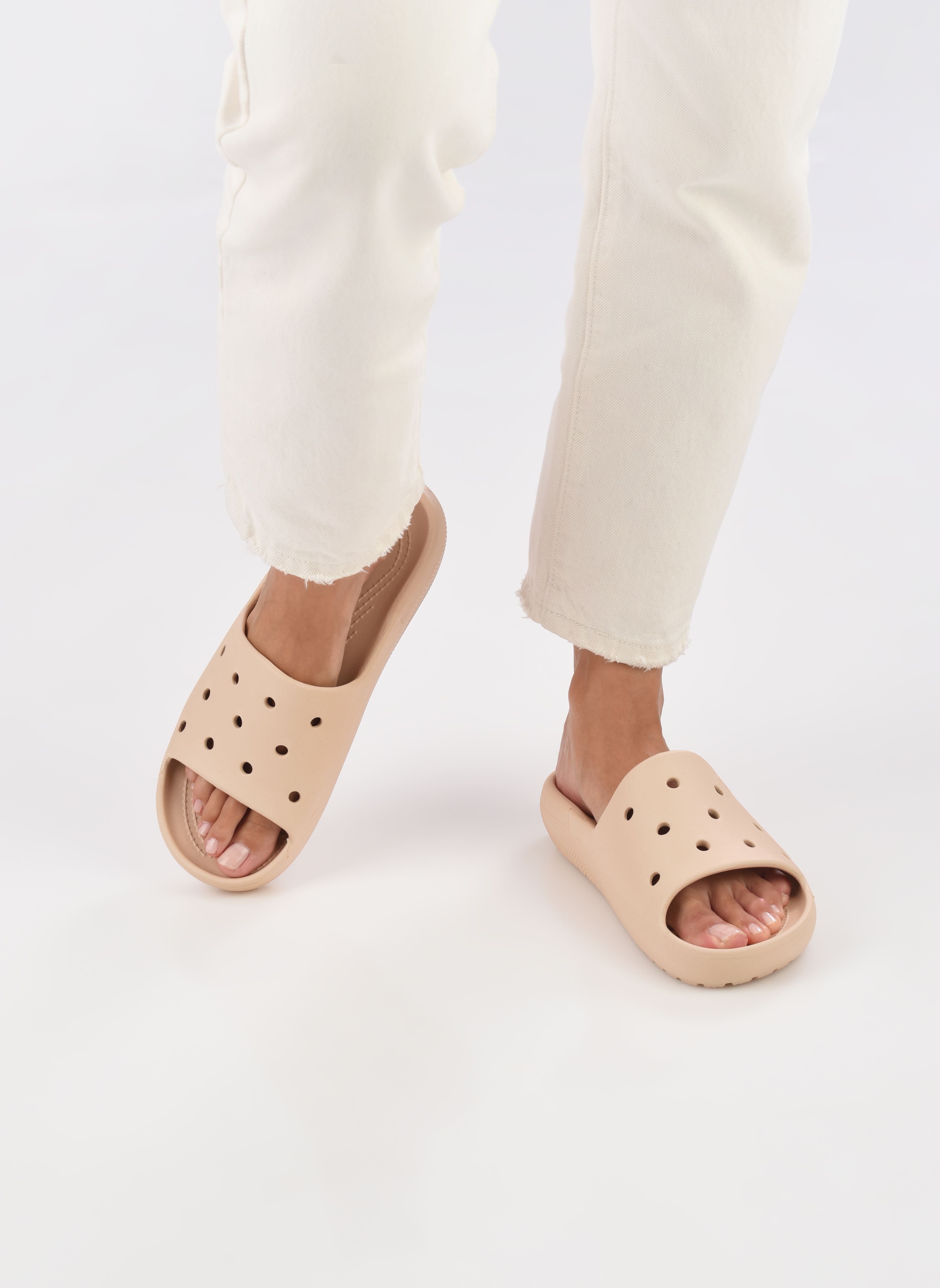 Mules et sabots Classic Slide v2 femme beige Crocs Mules et sabots Classic Slide v2 femme beige SHITAKE