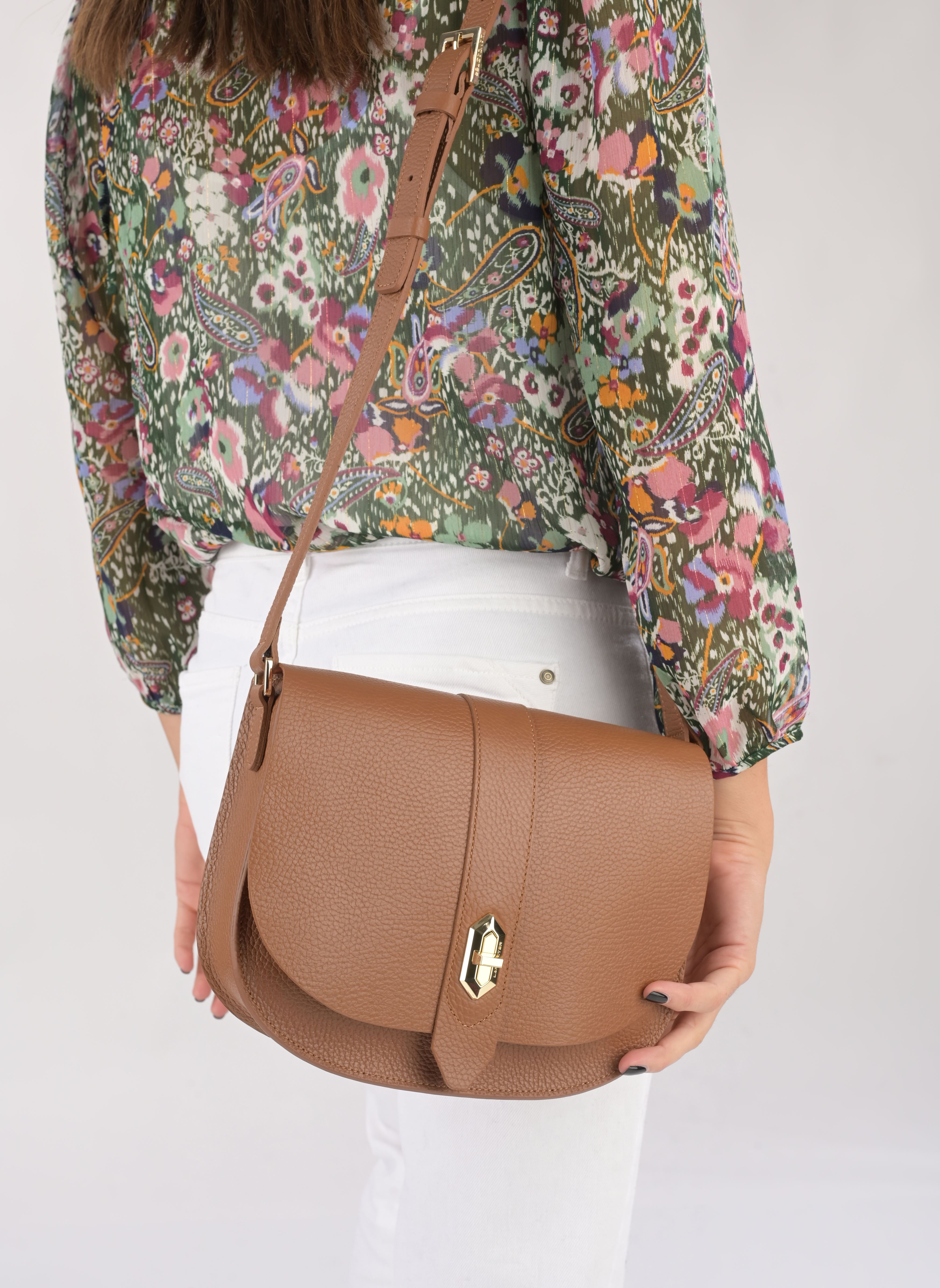 Sacs bandoulière Sac besace A rabat avec fermoir Top Doub femme marron Lancaster Sacs bandoulière Sac besace A rabat avec fermoir Top Doub femme marron CAMEL - IN - ORANGE