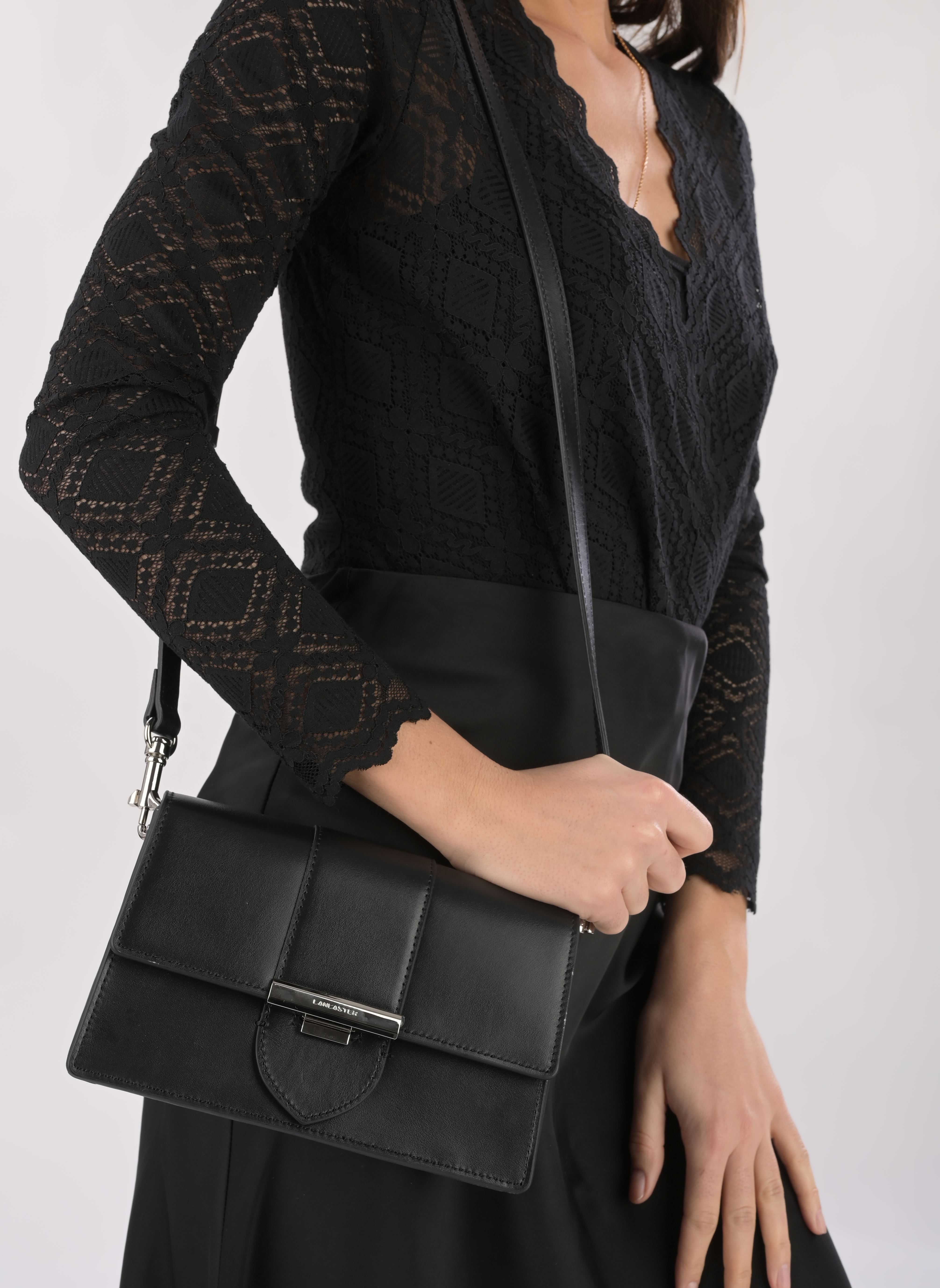 Sacs bandoulière Sac trotteur A rabat avec fermoir S Pari femme noir Lancaster Sacs bandoulière Sac trotteur A rabat avec fermoir S Pari femme noir NOIR