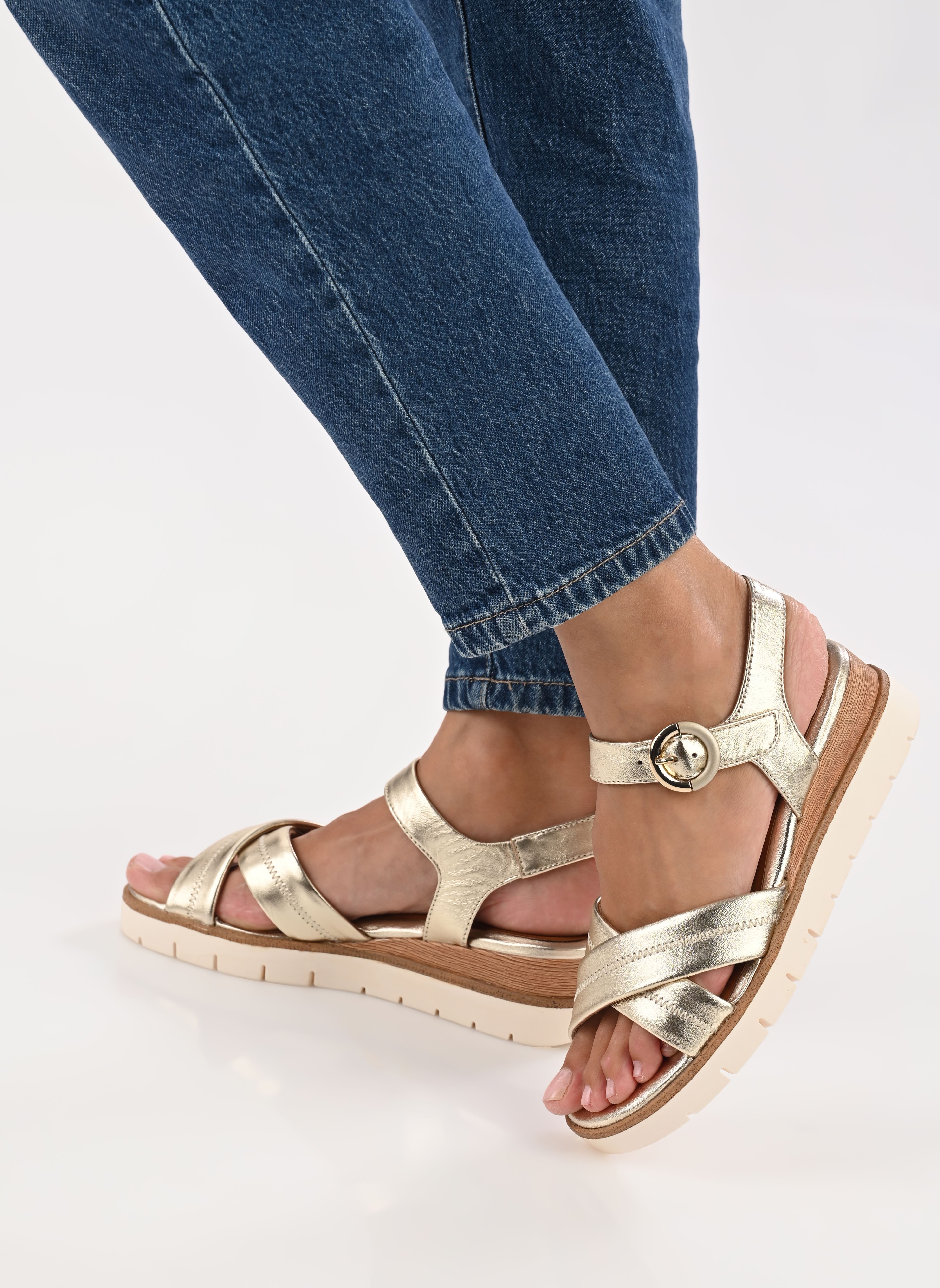 Sandali con zeppa e plateau 28202-42 donna argento Tamaris Sandali con zeppa e plateau 28202-42 donna argento LIGHT GOLD
