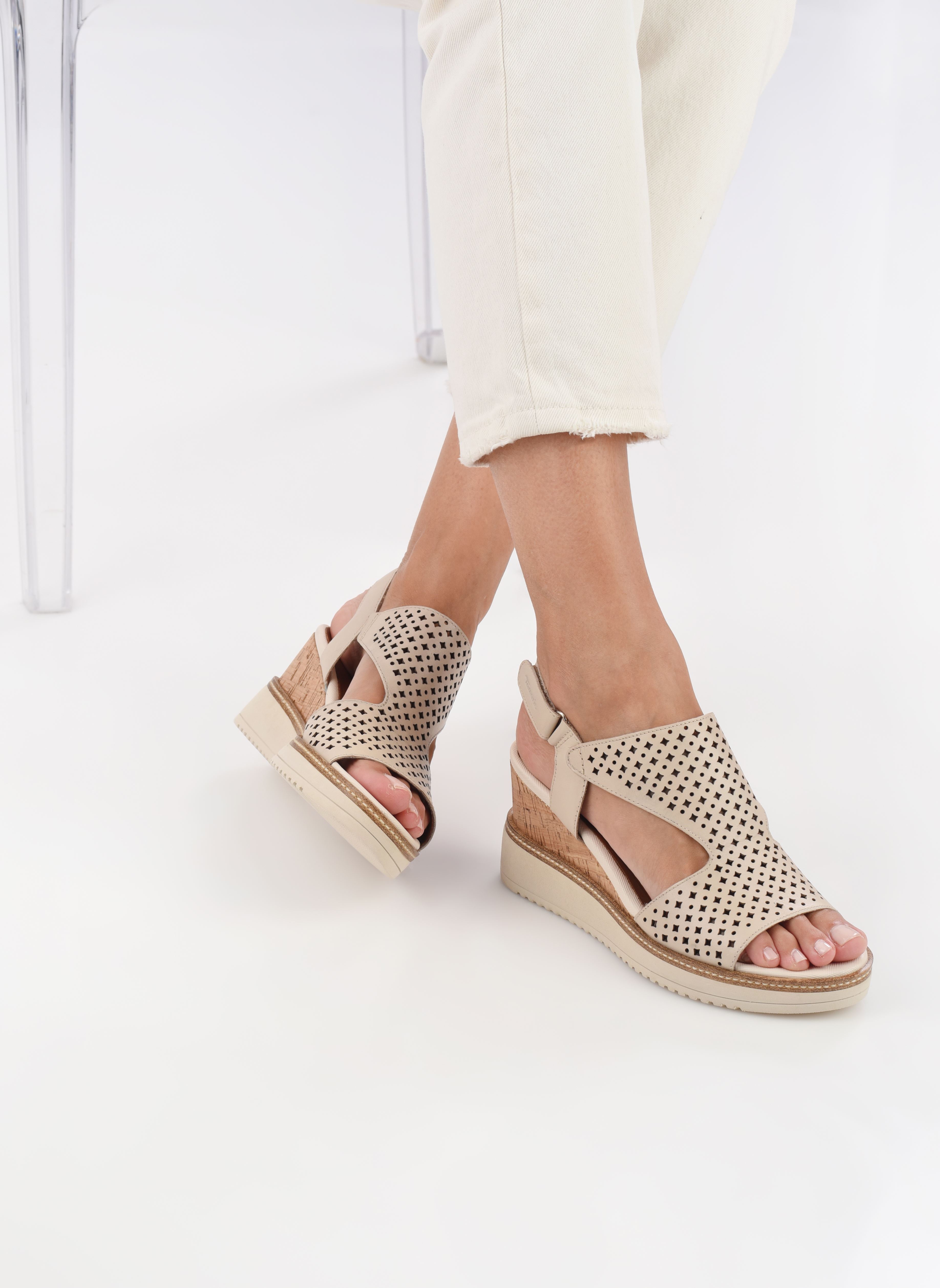 Sandales compensées et plateformes 28218-42 femme beige Tamaris Sandales compensées et plateformes 28218-42 femme beige IVORY