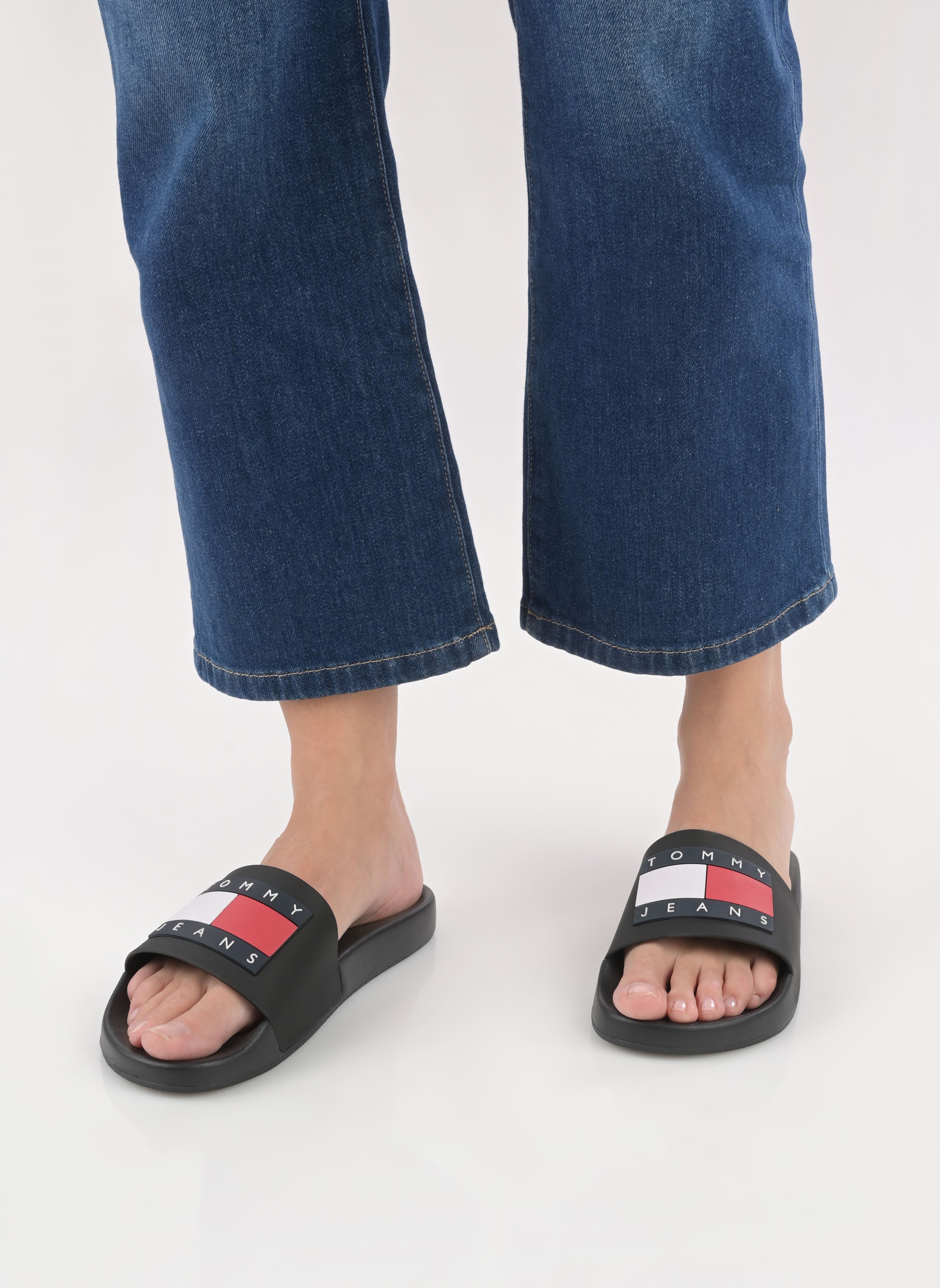 Sandales plates TOMMY JEANS FLAG POO femme noir Tommy Jeans Sandales plates TOMMY JEANS FLAG POO femme noir BLACK