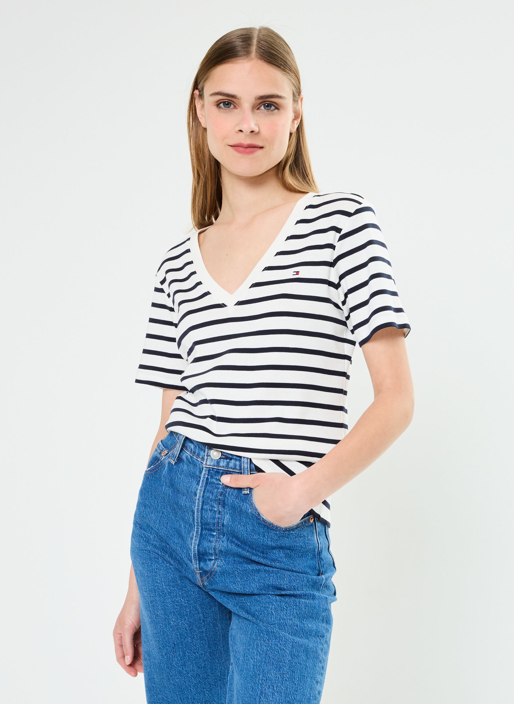 Tee-shirts manches courtes New Slim Cody V-Neck WW0WW40584 femme blanc Tommy Hilfiger Tee-shirts manches courtes New Slim Cody V-Neck WW0WW40584 femme blanc BRETON ECRU/DESERT SKY