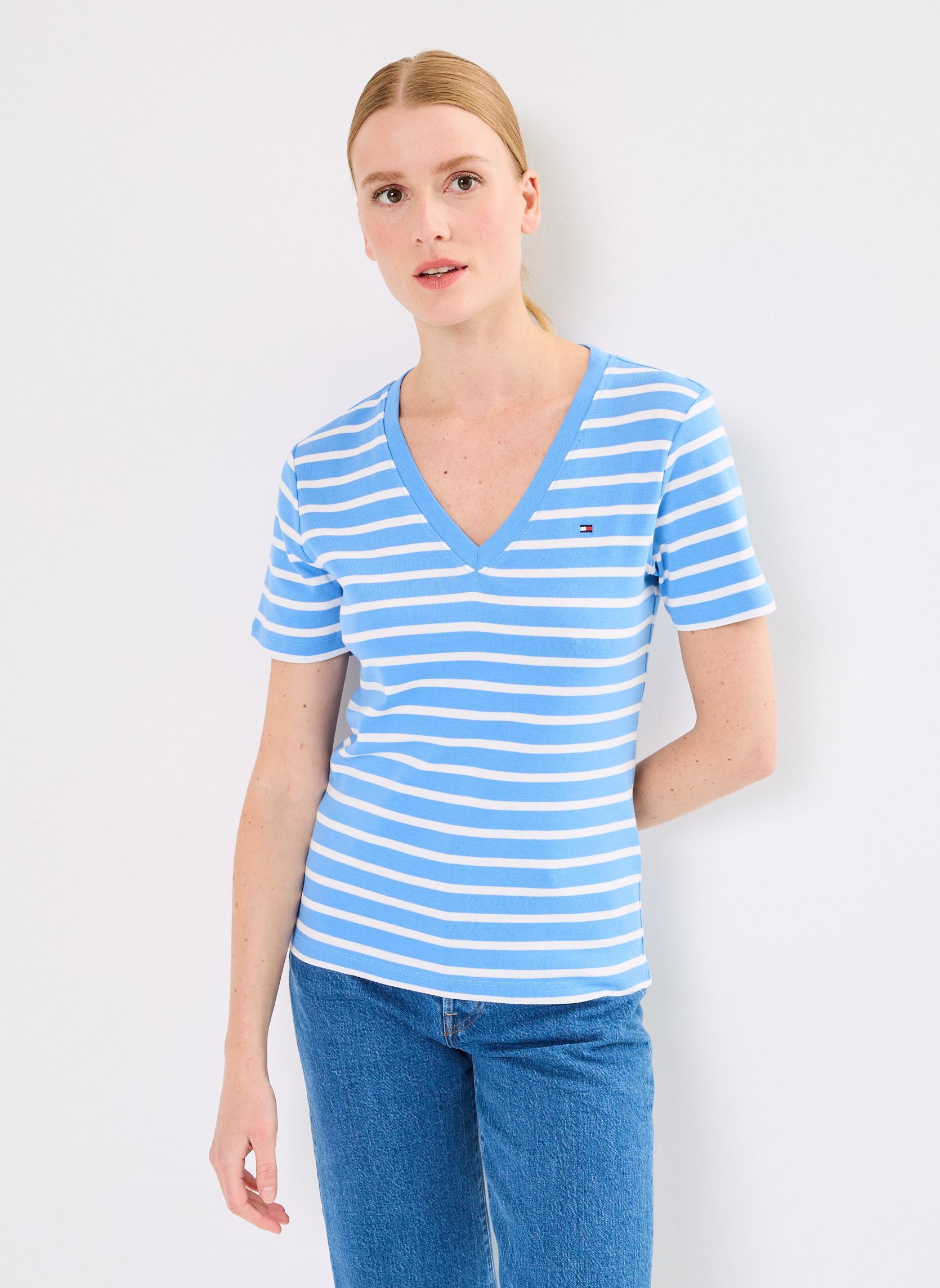 Tee-shirts manches courtes New Slim Cody V-Neck WW0WW40584 femme bleu Tommy Hilfiger Tee-shirts manches courtes New Slim Cody V-Neck WW0WW40584 femme bleu BRETON STP/ BLUE SPELL/ ECRU