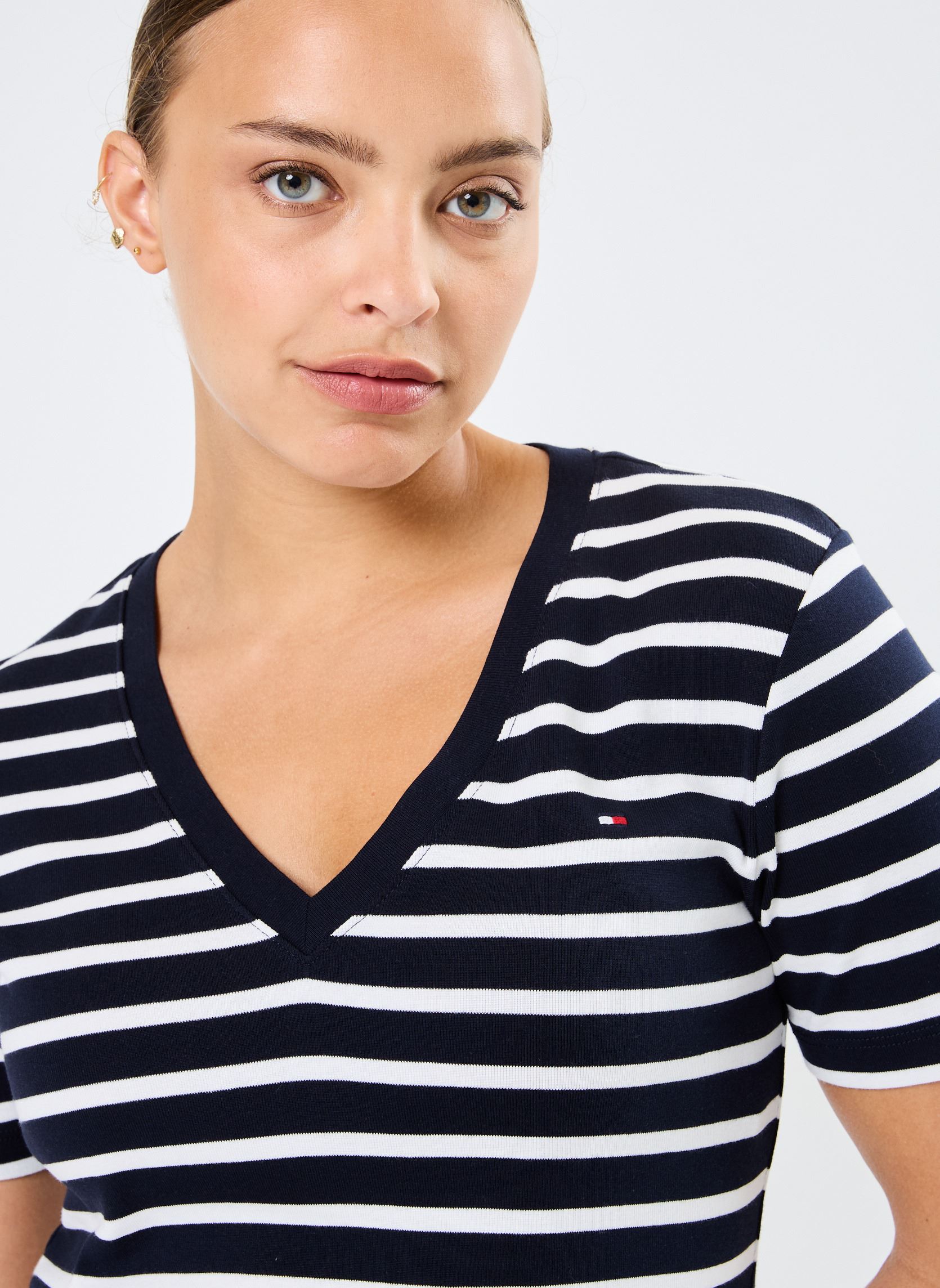 Tee-shirts manches courtes New Slim Cody V-Neck WW0WW40584 femme bleu Tommy Hilfiger Tee-shirts manches courtes New Slim Cody V-Neck WW0WW40584 femme bleu BLUE