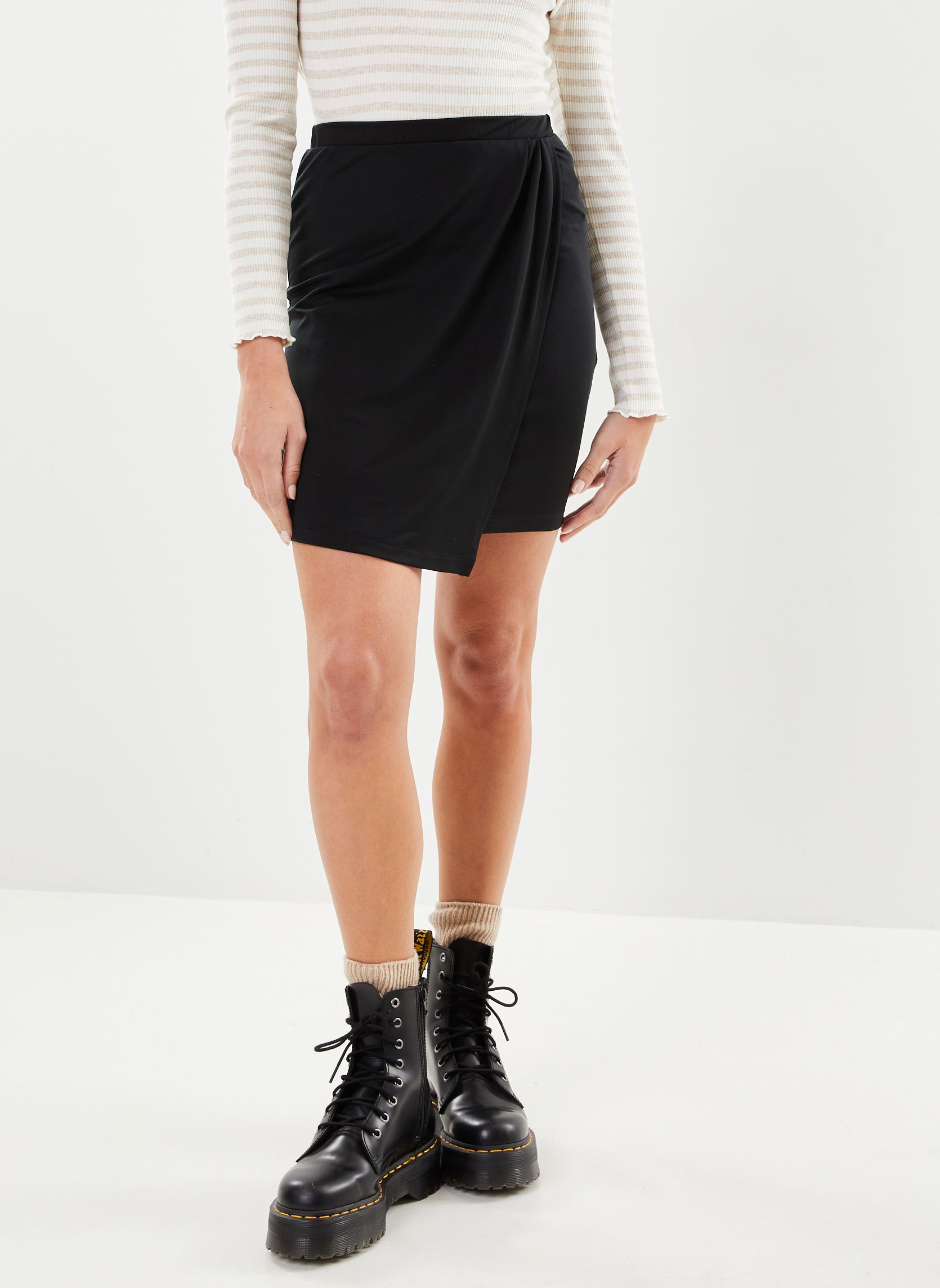 Jupes courtes Nmfiona Hw Wrap Skirt Jrs Fwd femme noir Noisy May Jupes courtes Nmfiona Hw Wrap Skirt Jrs Fwd femme noir Black