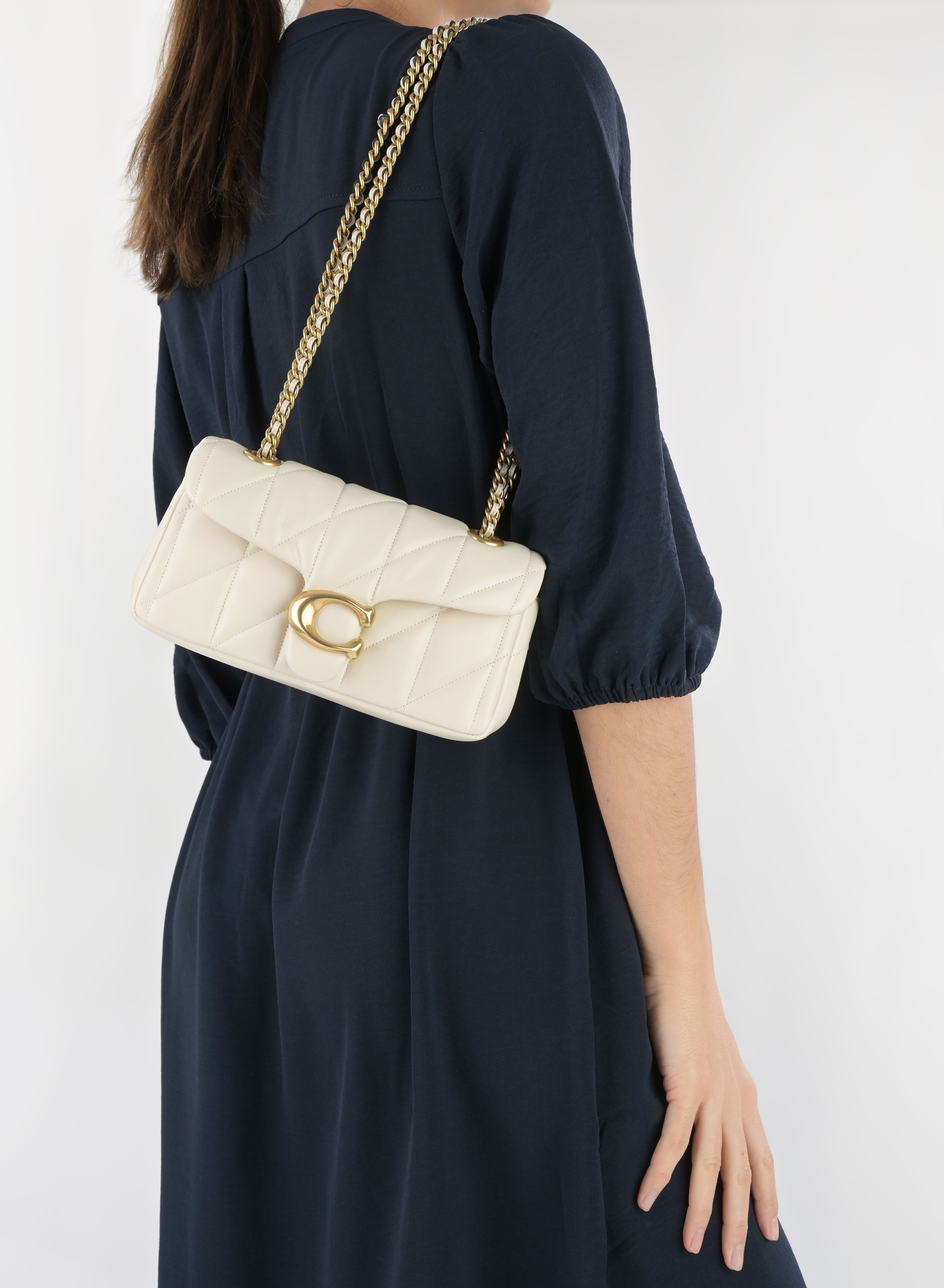 Sacs bandoulière Tabby Shoulder Bag 20 with chain femme beige Coach Sacs bandoulière Tabby Shoulder Bag 20 with chain femme beige B4/CHALK