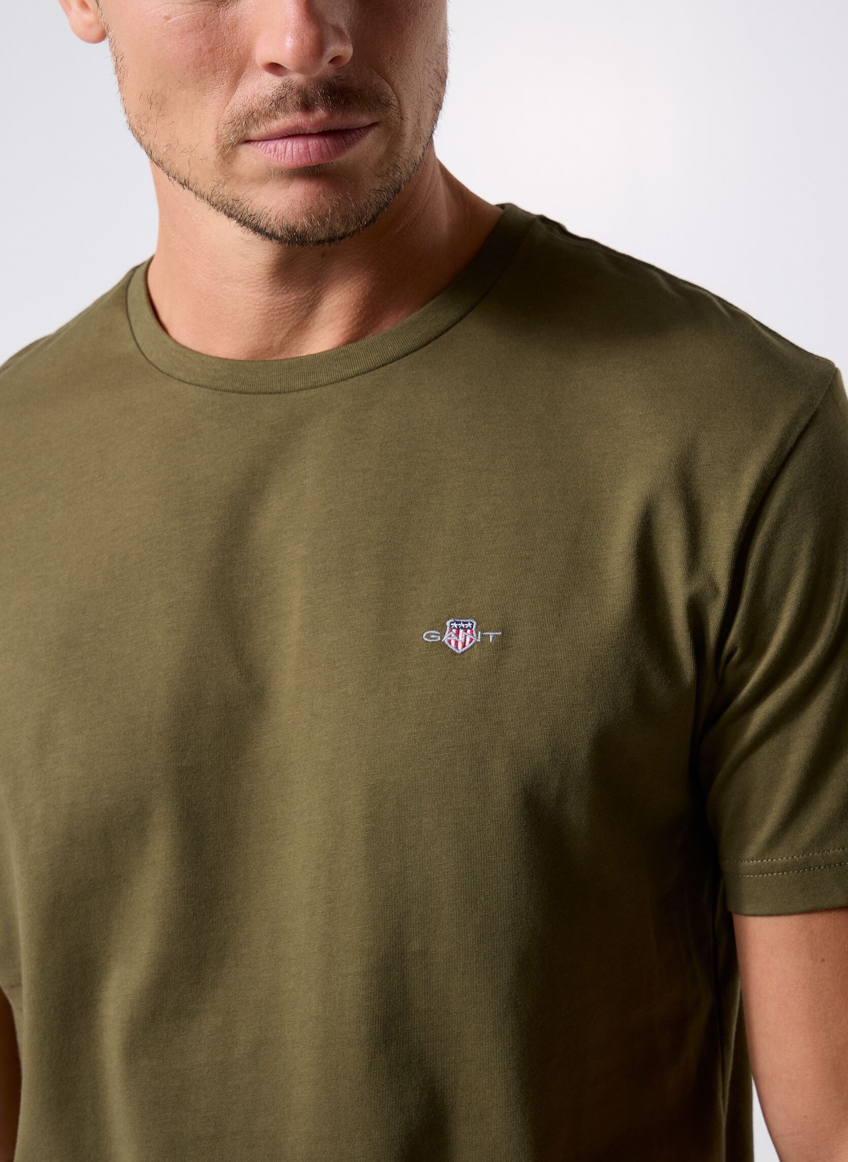 Tee-shirts manches courtes Reg Shield Ss T-Shirt homme vert GANT Tee-shirts manches courtes Reg Shield Ss T-Shirt homme vert MOSS GREEN