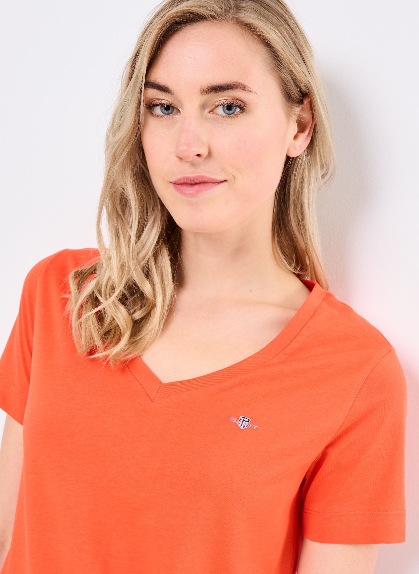 Tee-shirts manches courtes Reg Shield Ss V-Neck T-Shirt femme orange GANT Tee-shirts manches courtes Reg Shield Ss V-Neck T-Shirt femme orange ROSE FROID MOYEN