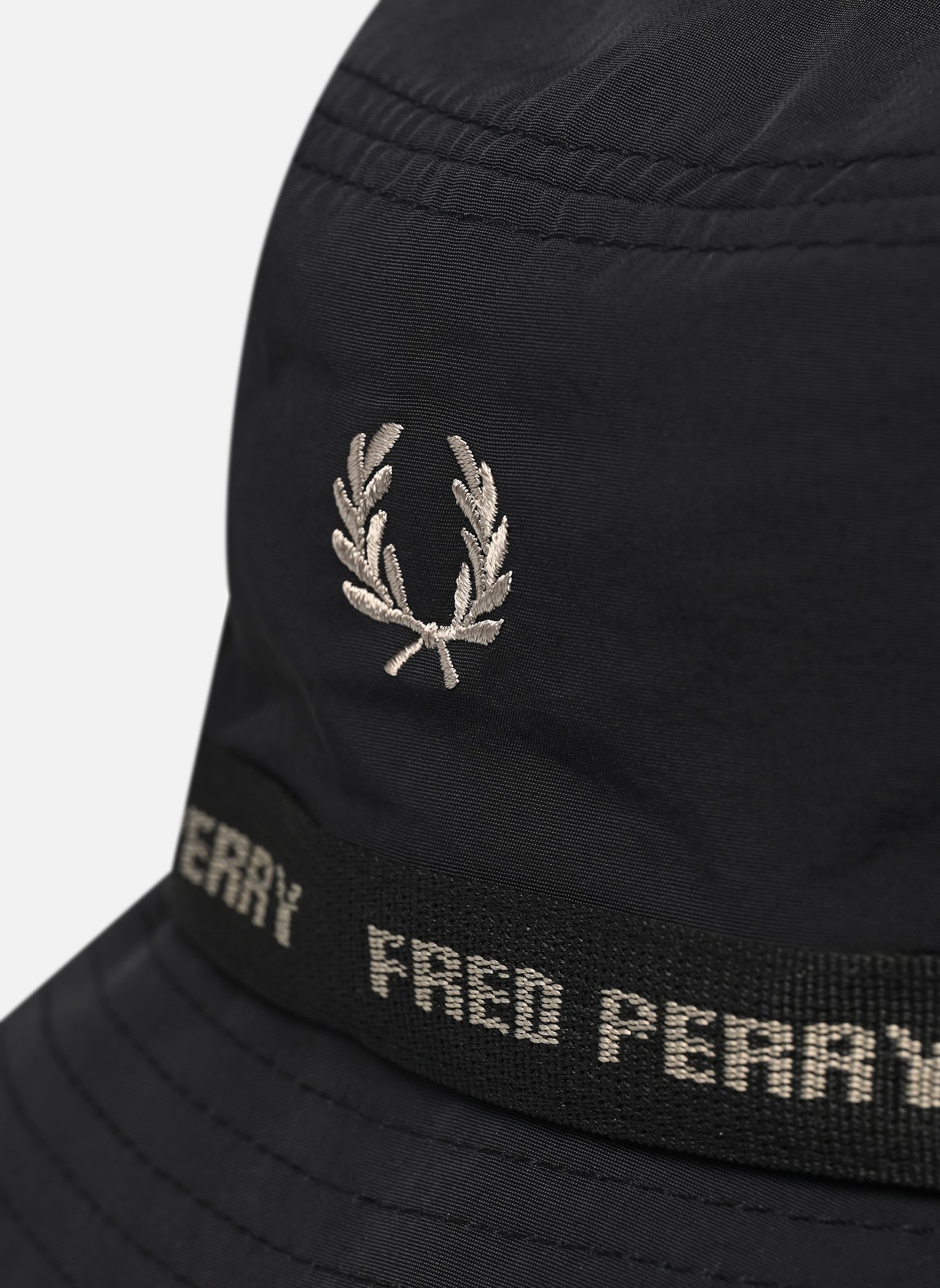 Hüte BRANDED TAPED BUCKET HAT schwarz Fred Perry Hüte BRANDED TAPED BUCKET HAT schwarz Black