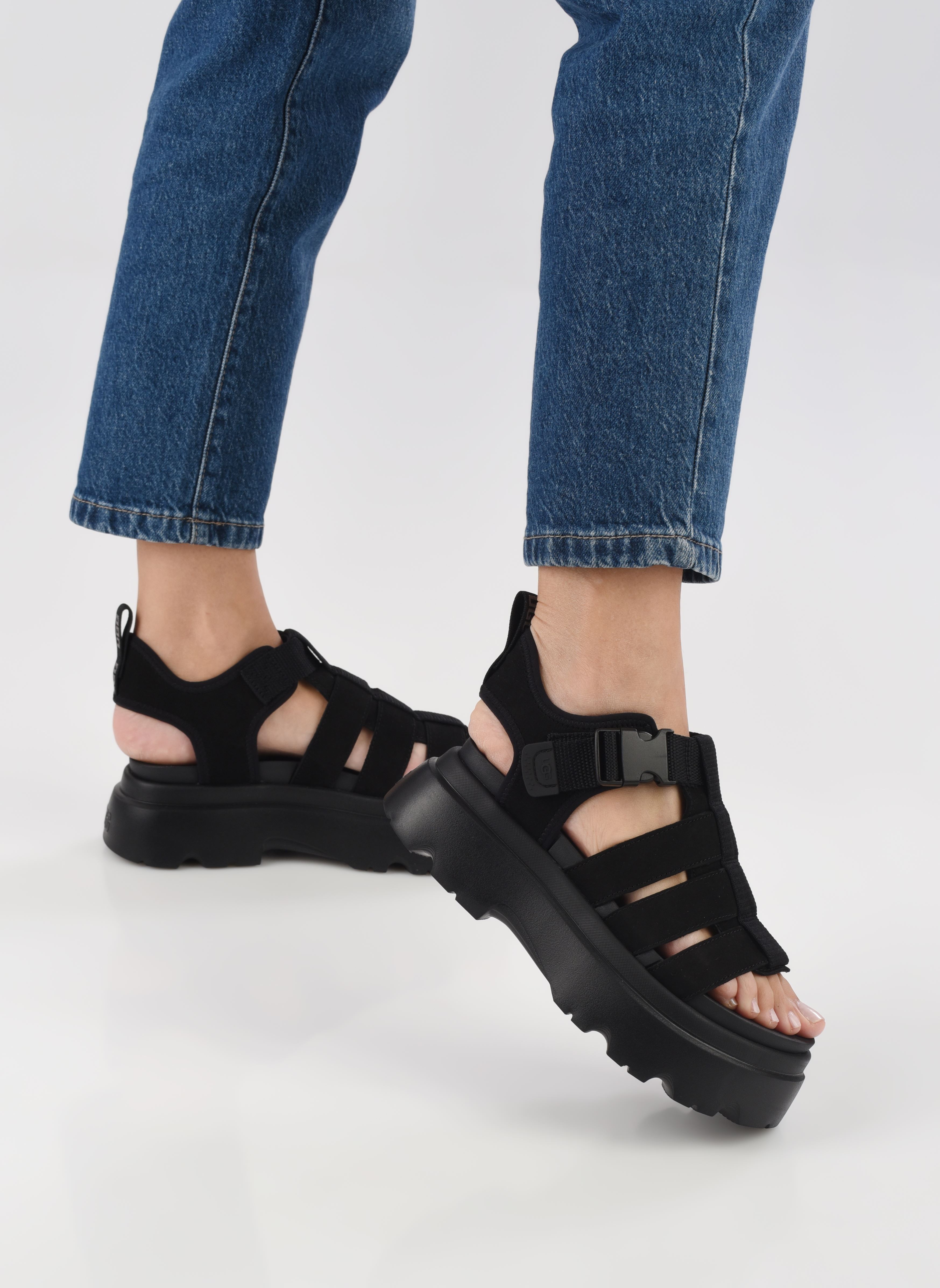 Sandali con zeppa e plateau W Cora donna nero UGG Sandali con zeppa e plateau W Cora donna nero BLACK