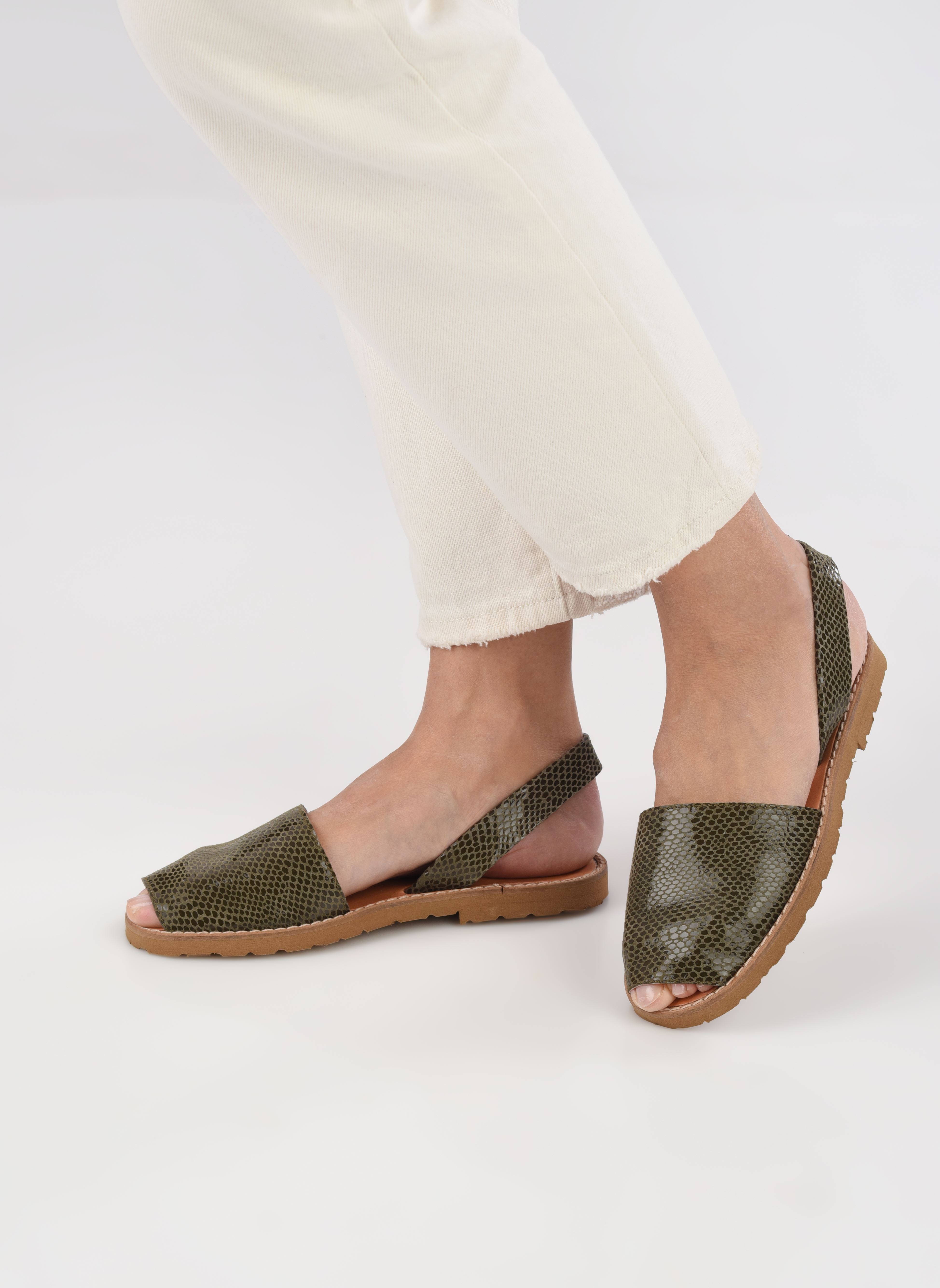 Flache Sandalen Avarca Cuir Lézard damen grün Minorquines Flache Sandalen Avarca Cuir Lézard damen grün OLIVA
