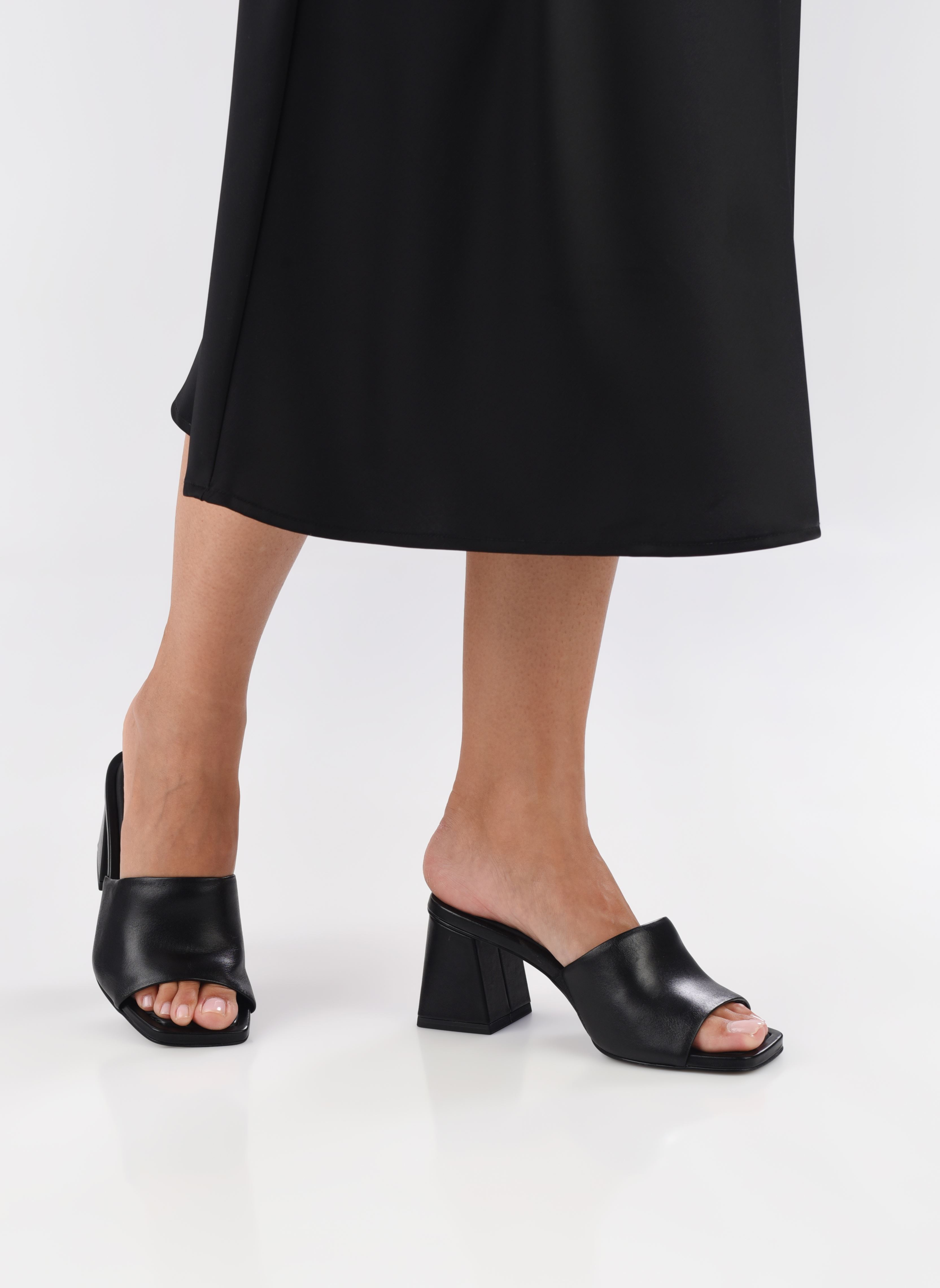 Zuecos y mules 27211-42 mujer negro NEWD. Zuecos y mules 27211-42 mujer negro BLACK