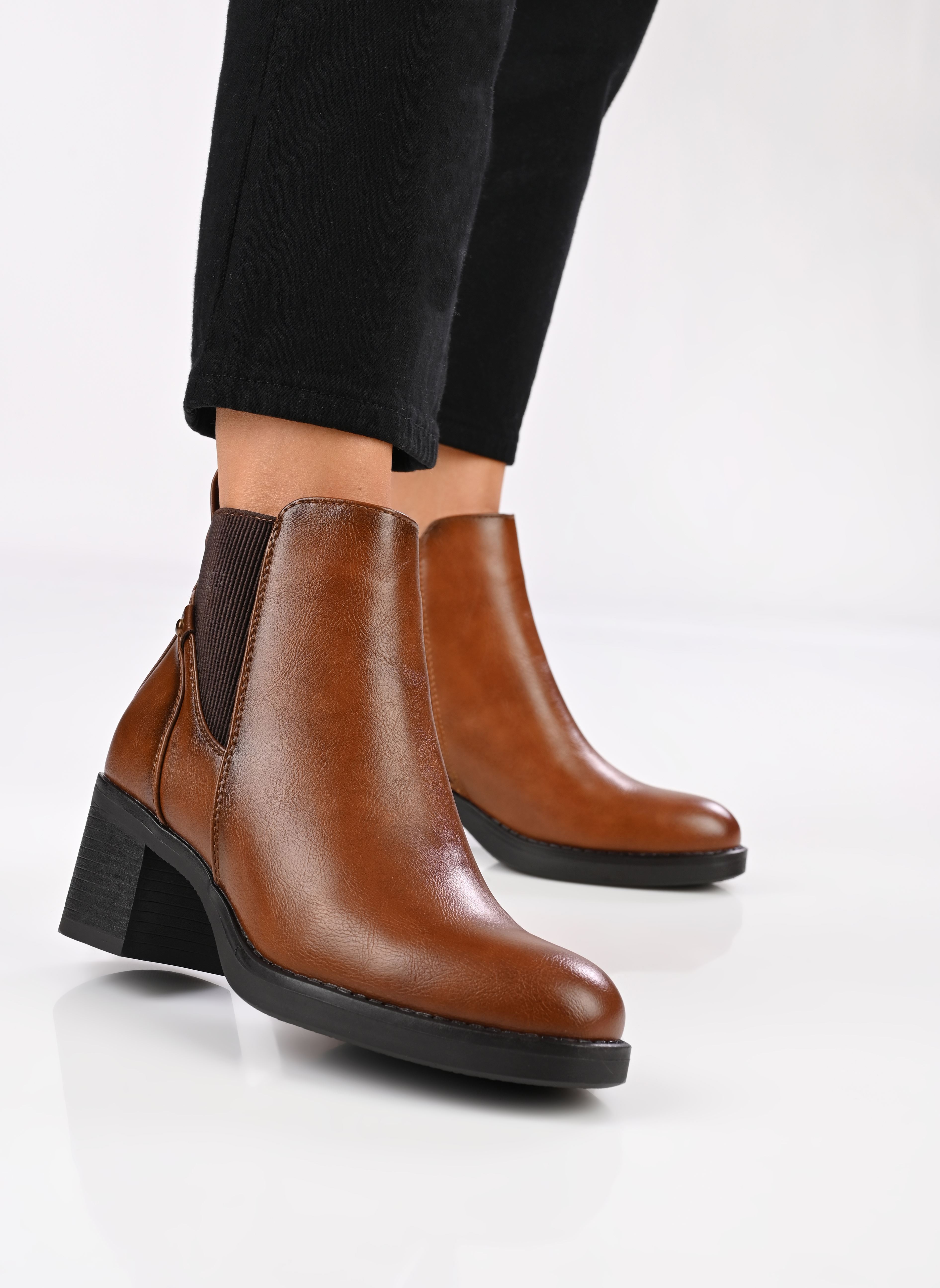 Enkellaarzen en boots DANIELA dames bruin MADE BY Enkellaarzen en boots DANIELA dames bruin Cognac