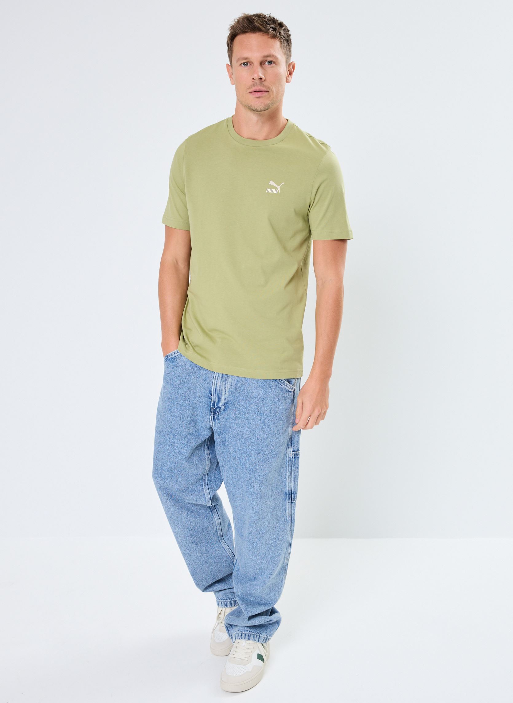 T-shirts met korte mouwen M CLA SLOGO TEE heren groen Puma T-shirts met korte mouwen M CLA SLOGO TEE heren groen Calming Green