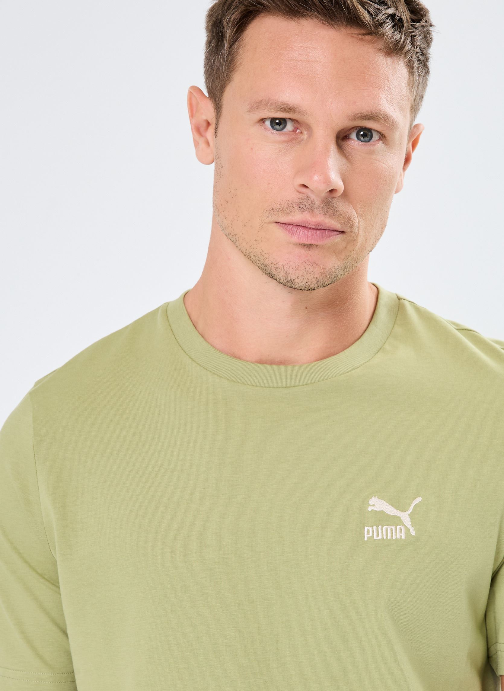 T-shirts met korte mouwen M CLA SLOGO TEE heren groen Puma T-shirts met korte mouwen M CLA SLOGO TEE heren groen Calming Green