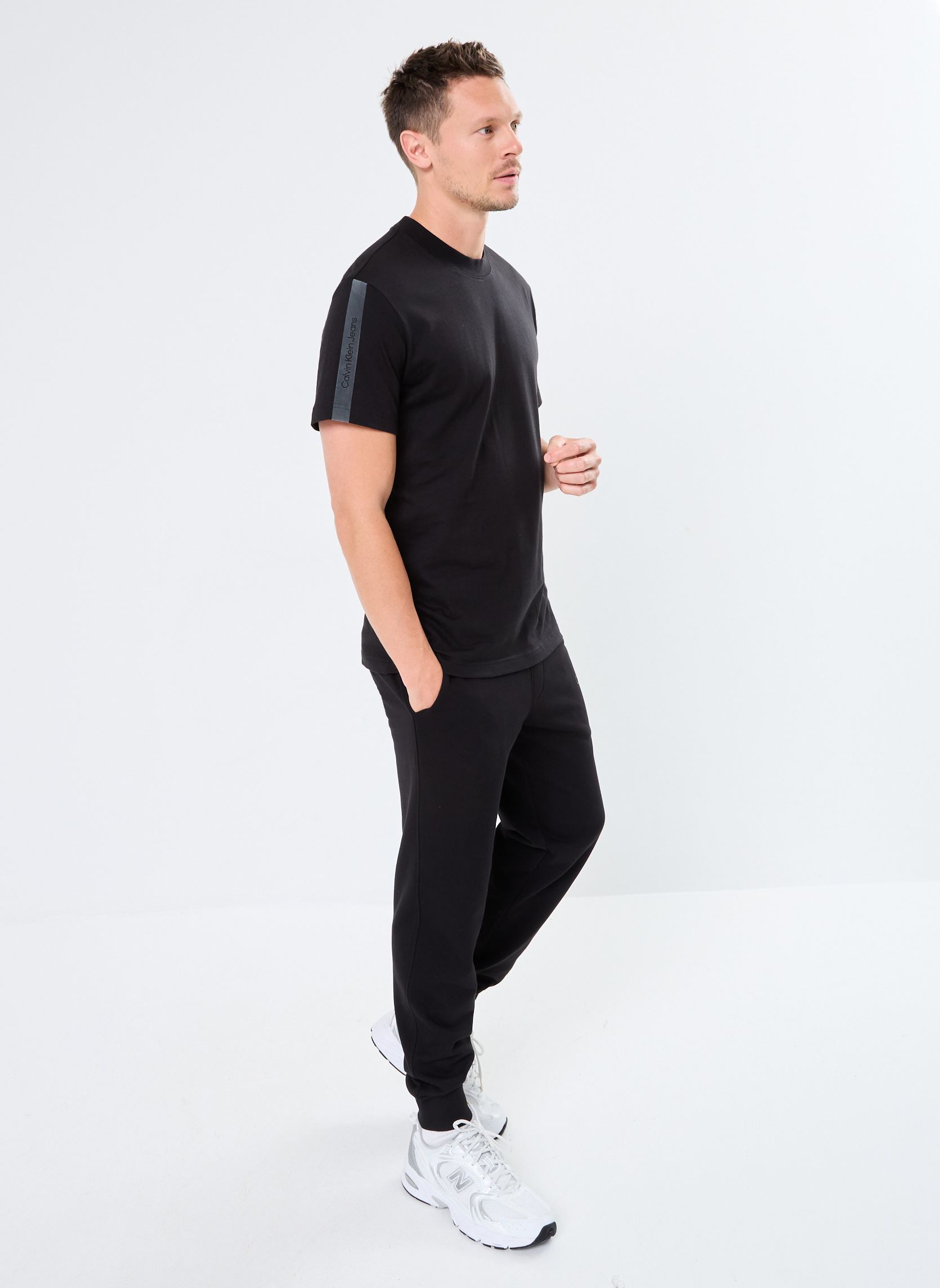 Tee-shirts manches courtes Logo Tape Tee J30J325653 homme noir Calvin Klein Jeans Tee-shirts manches courtes Logo Tape Tee J30J325653 homme noir CK BLACK