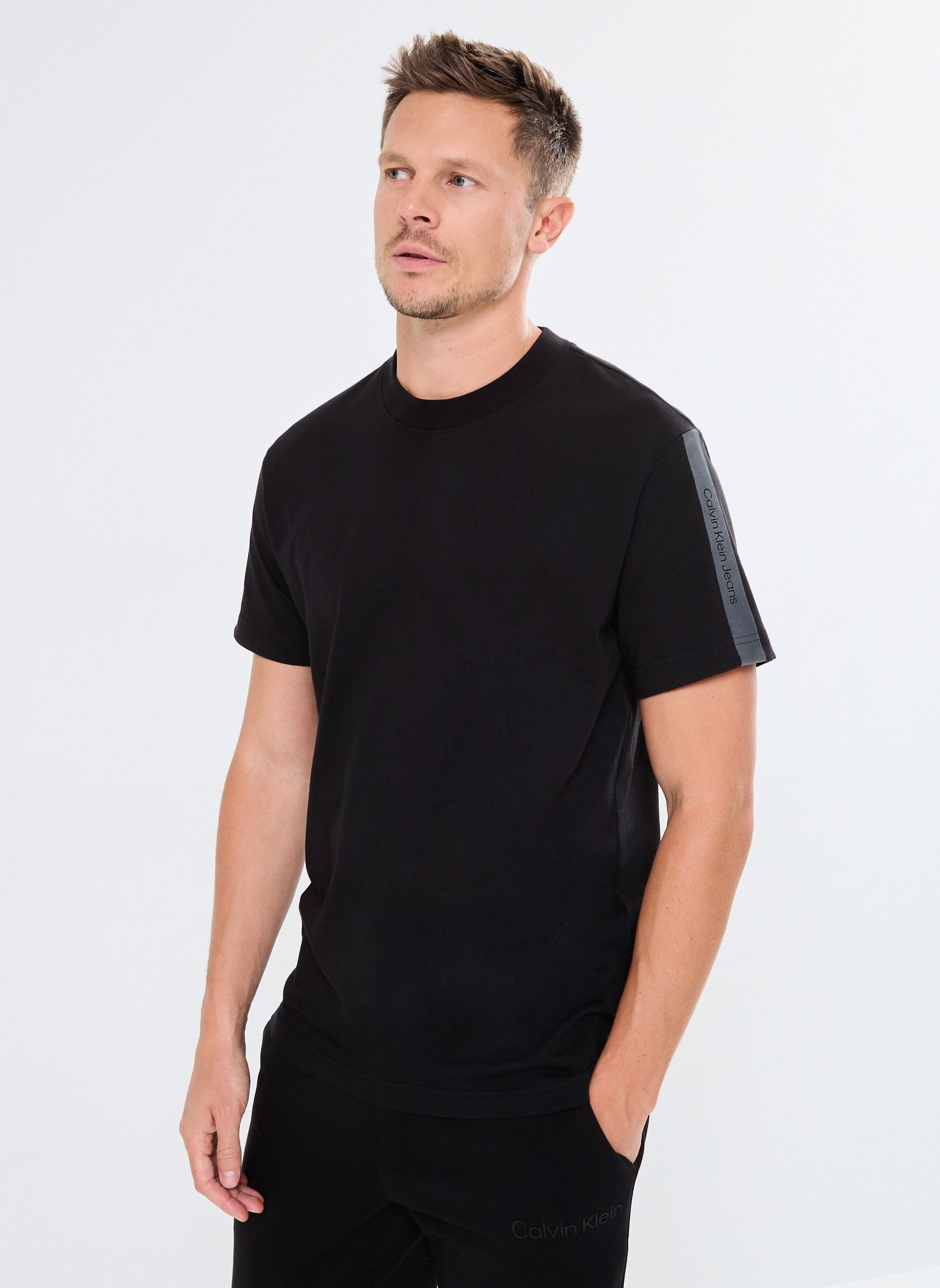 Vêtements Calvin Klein Jeans Logo Tape Tee J30J325653 pour Accessoires