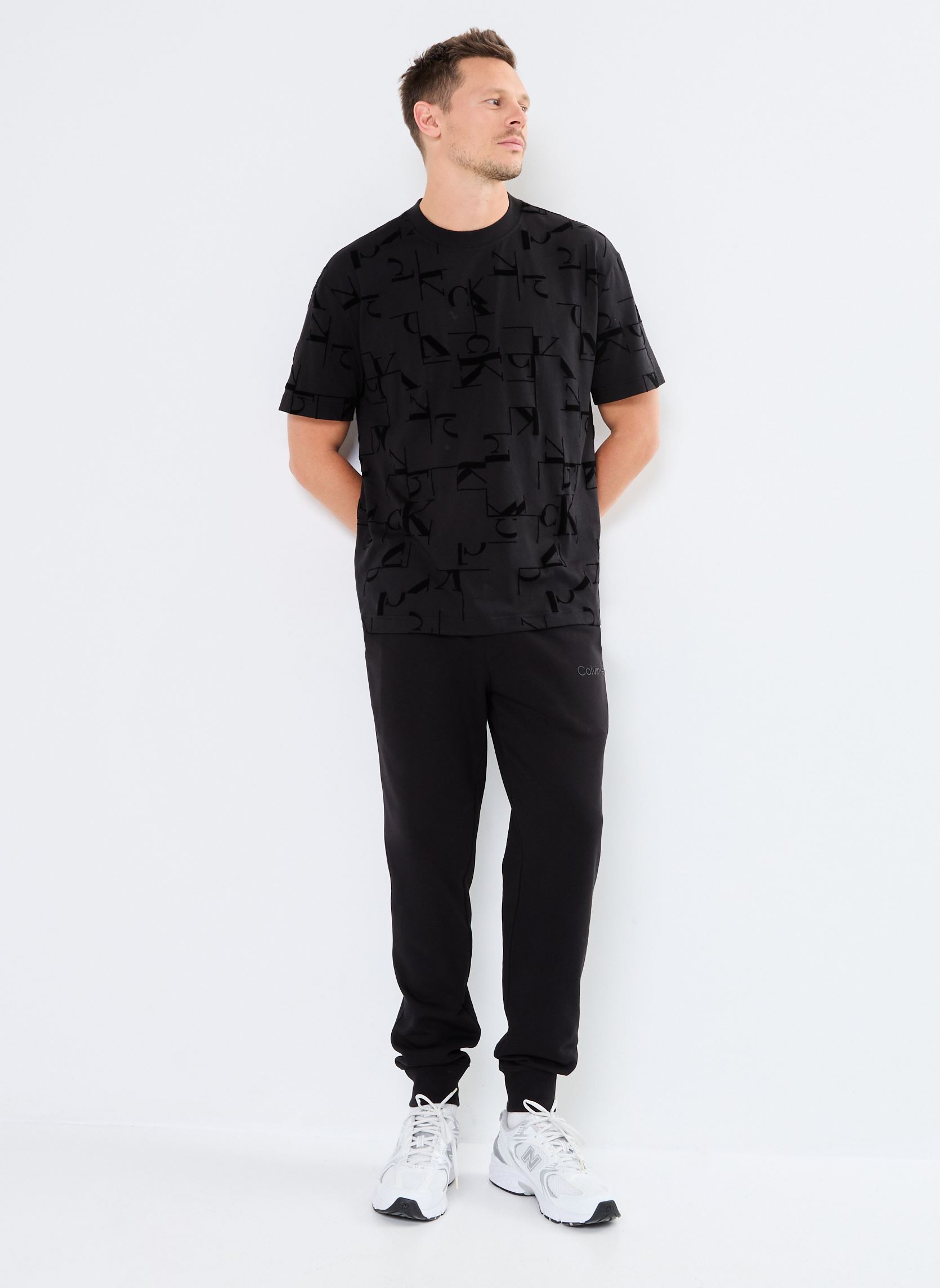 Tee-shirts manches courtes Ck Aop Tee J30J325692 homme noir Calvin Klein Jeans Tee-shirts manches courtes Ck Aop Tee J30J325692 homme noir CHOPPED UP FLOCK MONOGRAM AOP