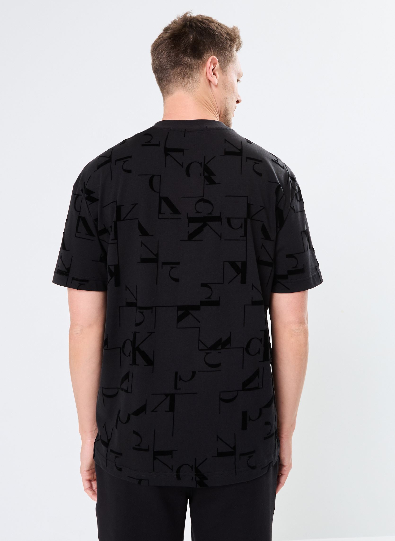 Tee-shirts manches courtes Ck Aop Tee J30J325692 homme noir Calvin Klein Jeans Tee-shirts manches courtes Ck Aop Tee J30J325692 homme noir CHOPPED UP FLOCK MONOGRAM AOP