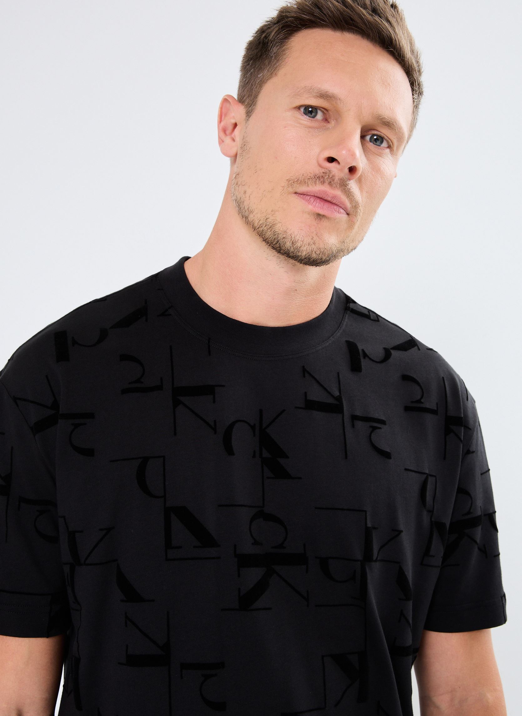 Tee-shirts manches courtes Ck Aop Tee J30J325692 homme noir Calvin Klein Jeans Tee-shirts manches courtes Ck Aop Tee J30J325692 homme noir CHOPPED UP FLOCK MONOGRAM AOP