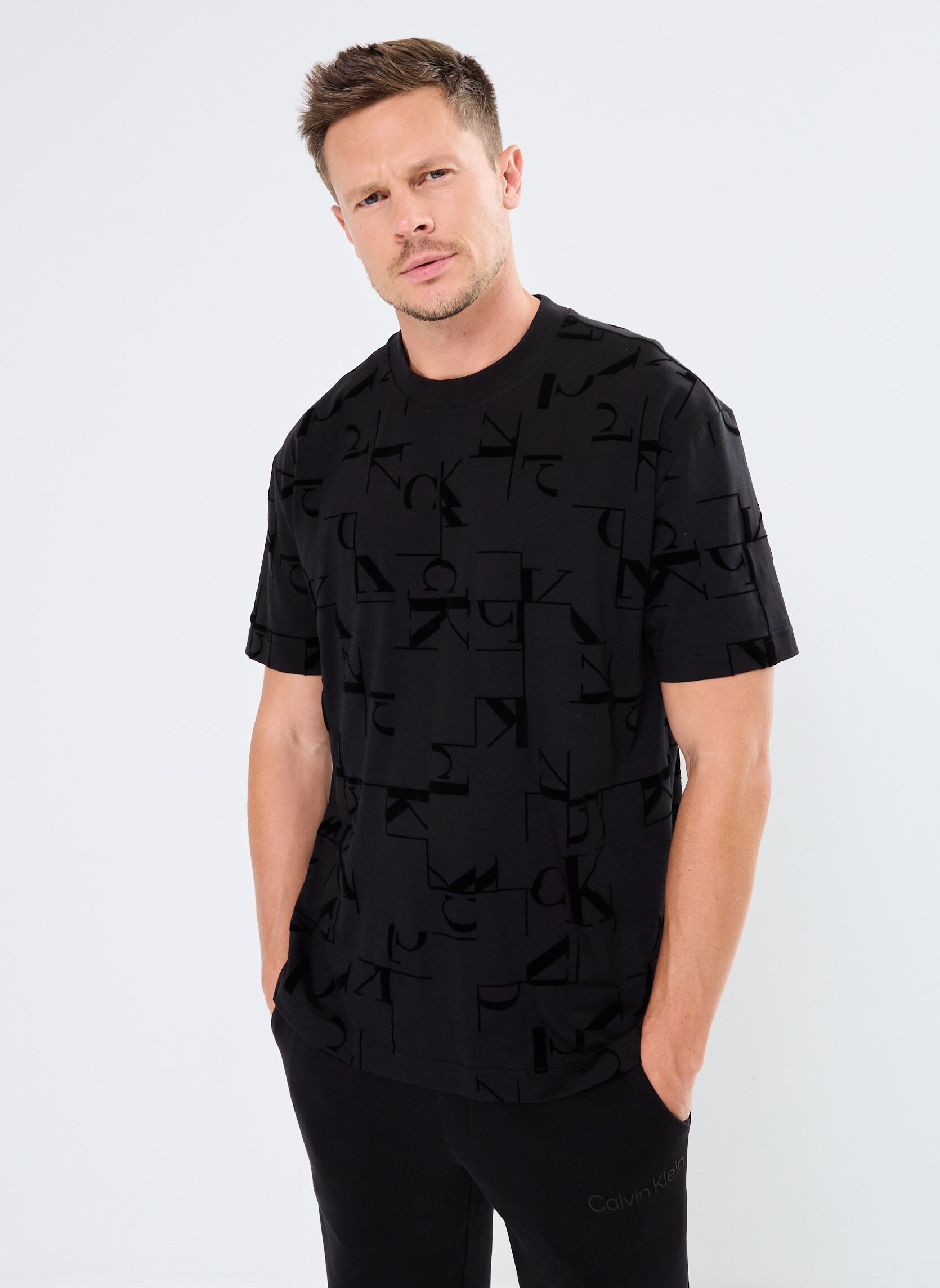 Tee-shirts manches courtes Ck Aop Tee J30J325692 homme noir Calvin Klein Jeans Tee-shirts manches courtes Ck Aop Tee J30J325692 homme noir CHOPPED UP FLOCK MONOGRAM AOP