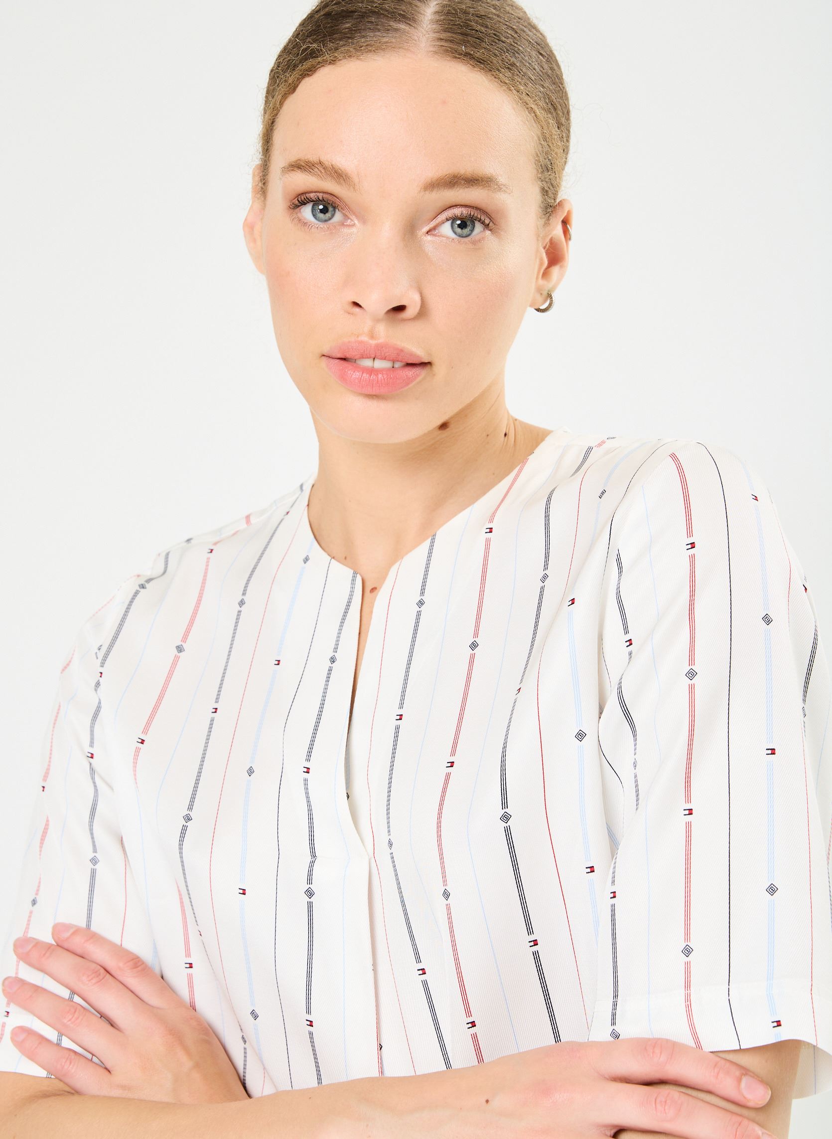 Bluse a maniche corte Foulard Stp V-Neck S WW0WW42727 donna bianco Tommy Hilfiger Bluse a maniche corte Foulard Stp V-Neck S WW0WW42727 donna bianco FOULARD FLAG STP/ MULTI