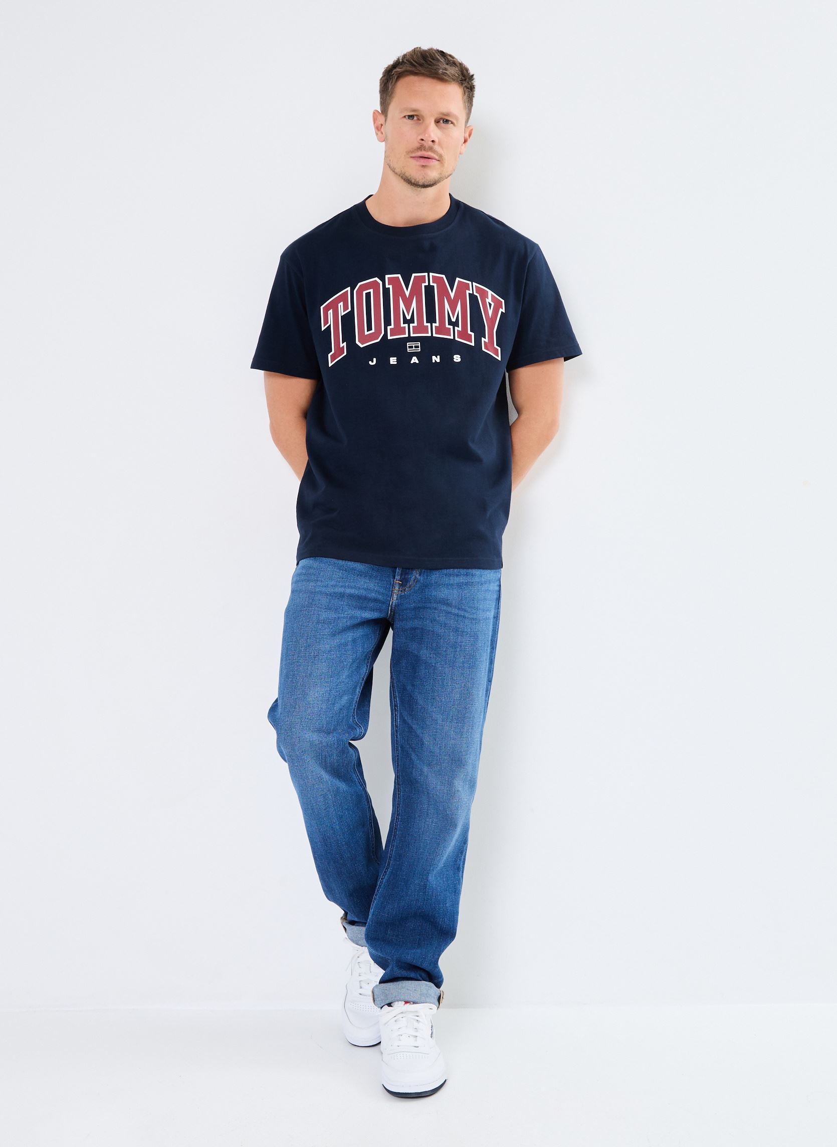 Tee-shirts manches courtes Tjm Reg Arch Varsity Dm0Dm18537 homme bleu Tommy Jeans Tee-shirts manches courtes Tjm Reg Arch Varsity Dm0Dm18537 homme bleu DARK NIGHT NAVY