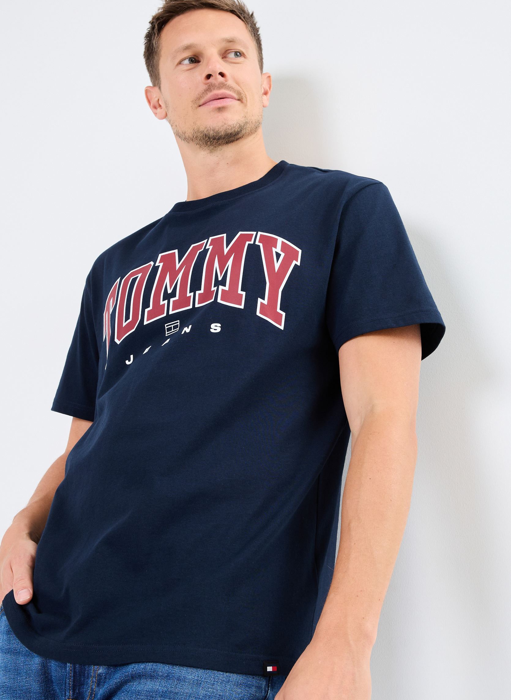 Tee-shirts manches courtes Tjm Reg Arch Varsity Dm0Dm18537 homme bleu Tommy Jeans Tee-shirts manches courtes Tjm Reg Arch Varsity Dm0Dm18537 homme bleu DARK NIGHT NAVY
