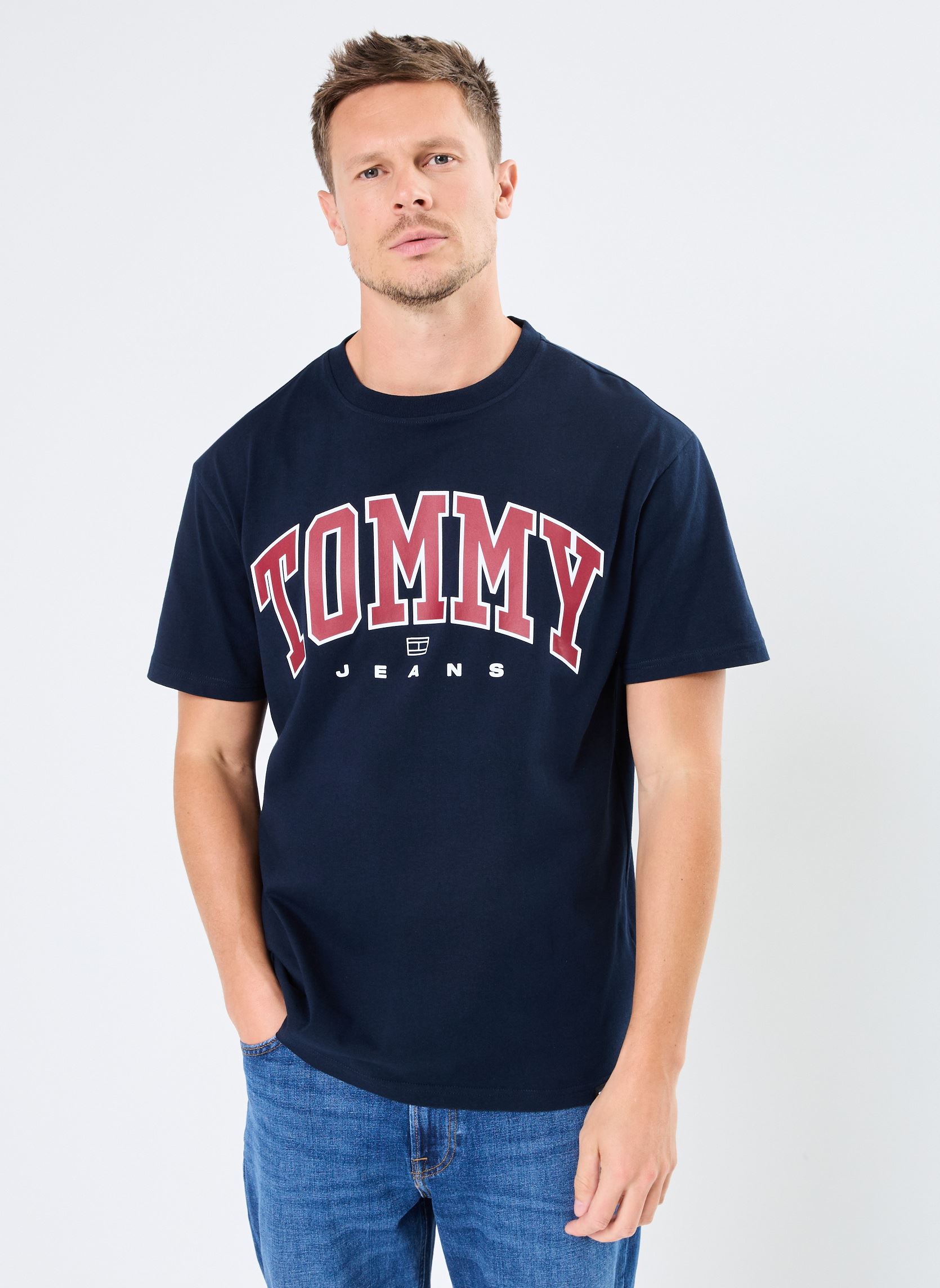Tee-shirts manches courtes Tjm Reg Arch Varsity Dm0Dm18537 homme bleu Tommy Jeans Tee-shirts manches courtes Tjm Reg Arch Varsity Dm0Dm18537 homme bleu DARK NIGHT NAVY
