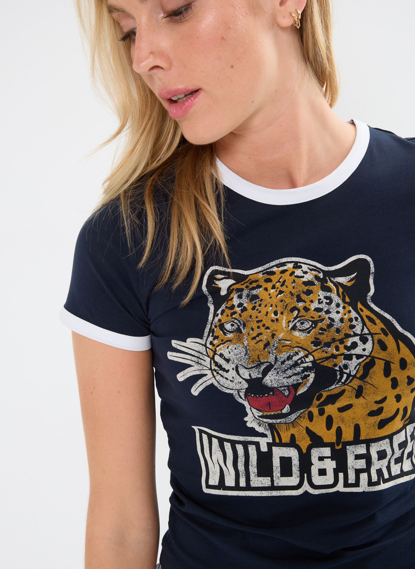 Tee-shirts manches courtes NMKATINKA S/S COLLEGE TEE FWD JRS femme multicolore Noisy May Tee-shirts manches courtes NMKATINKA S/S COLLEGE TEE FWD JRS femme multicolore Navy Blazer