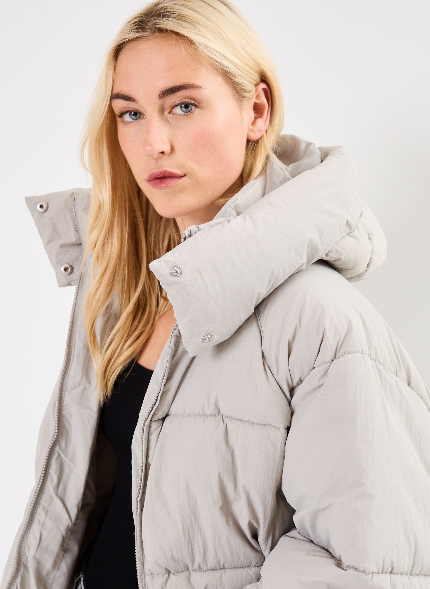Doudounes NMCODDY SHORT PUFFER JACKET femme gris Noisy May Doudounes NMCODDY SHORT PUFFER JACKET femme gris Ghost Gray