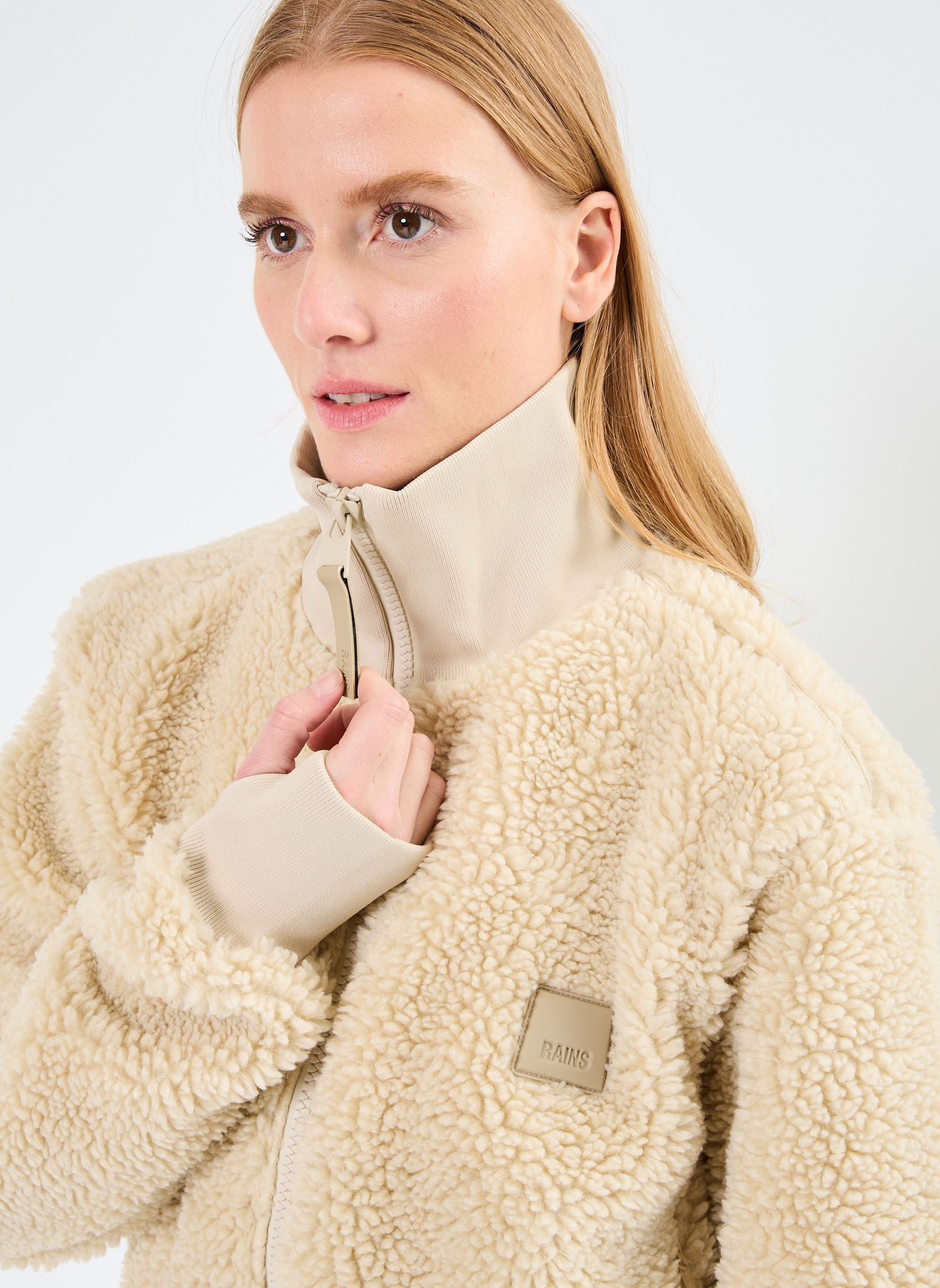 Polares Kofu Fleece Short Jacket T2 mujer beige Rains Polares Kofu Fleece Short Jacket T2 mujer beige SAND