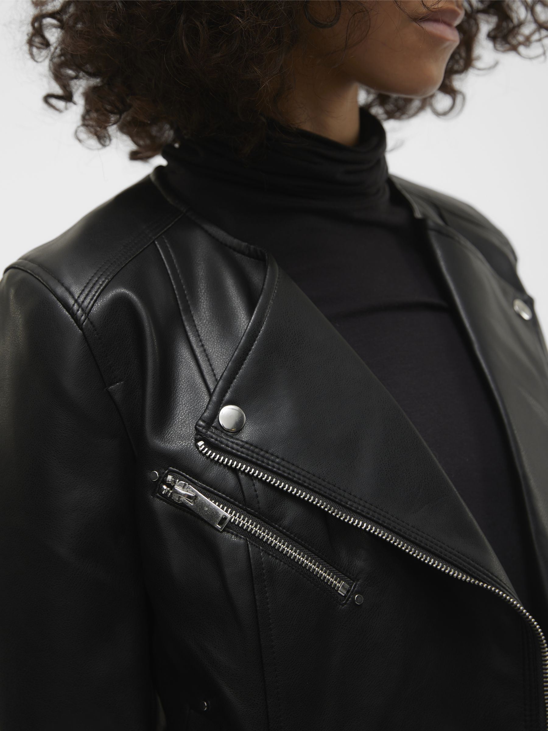 Jassen VMRILEY RIO SHORT COATED JACKET NOOS dames zwart Vero Moda Jassen VMRILEY RIO SHORT COATED JACKET NOOS dames zwart Black