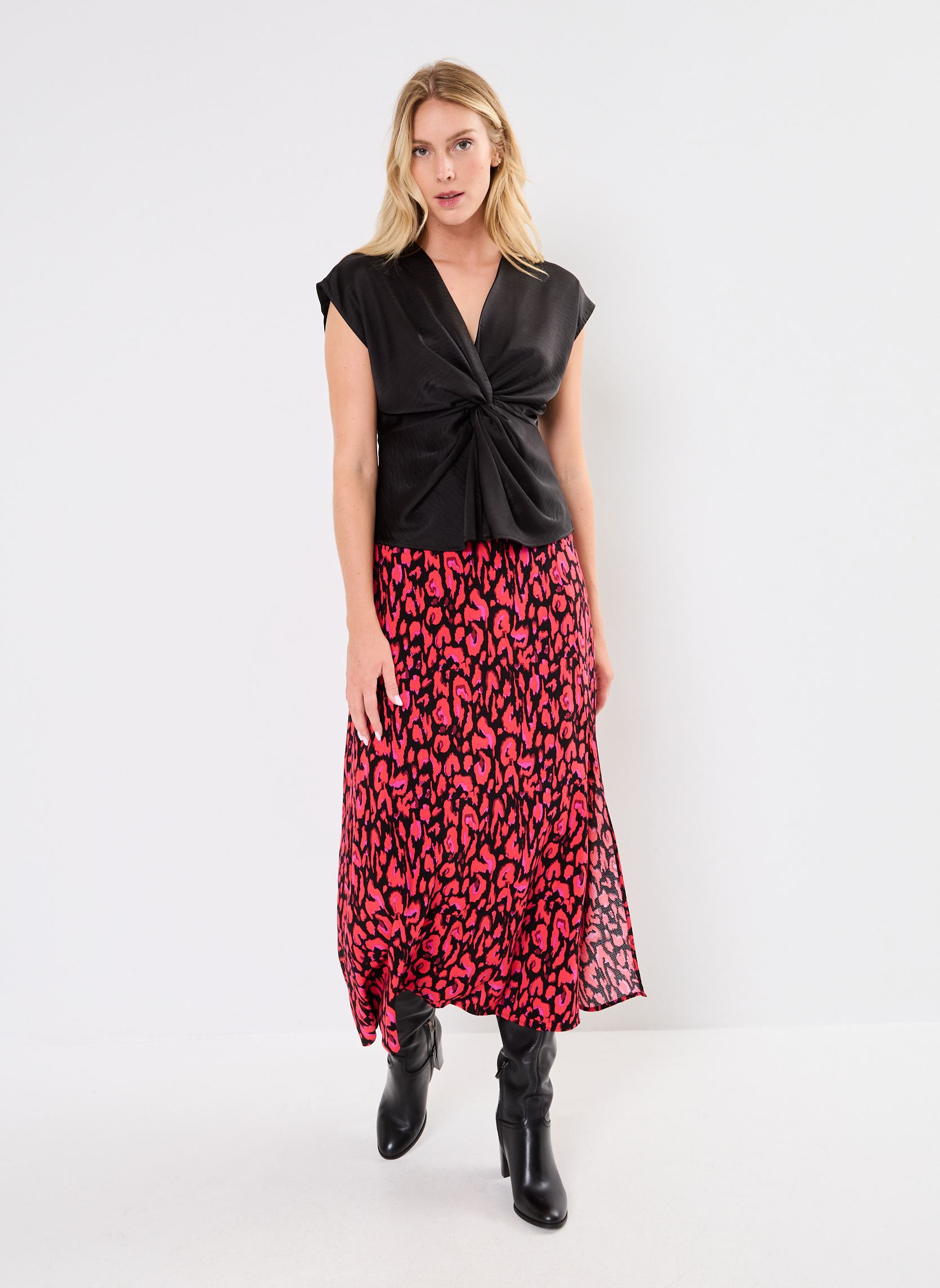 Tops VMOLIVE S/S KNOT TOP WVN BTQ GA dames zwart Vero Moda Tops VMOLIVE S/S KNOT TOP WVN BTQ GA dames zwart BLACK