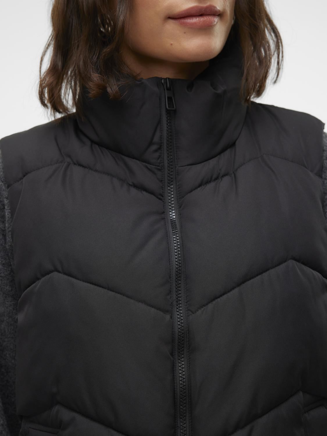 Doudounes sans manches VMLIGAEVA SHORT WAISTCOAT ENT femme noir Vero Moda Doudounes sans manches VMLIGAEVA SHORT WAISTCOAT ENT femme noir Black