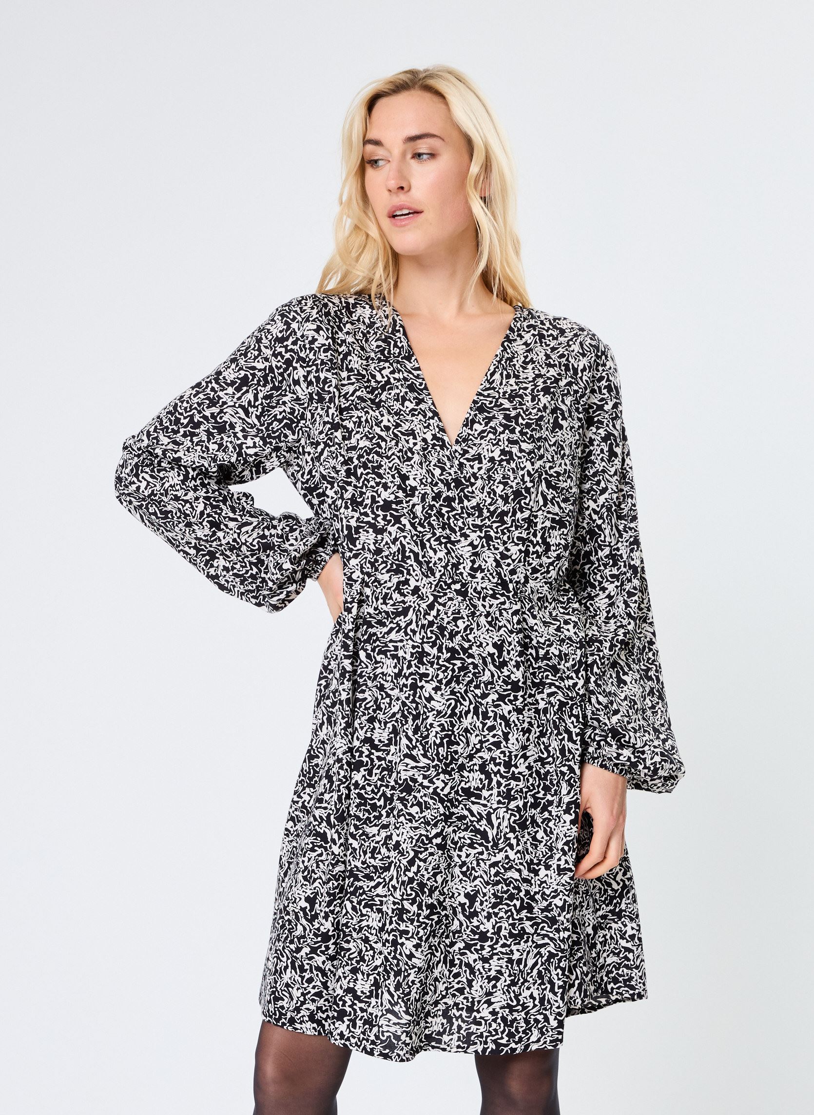 Robes BYJOSA DRESS 4 - femme noir B-Young Robes BYJOSA DRESS 4 - femme noir Black Zigzag Mix