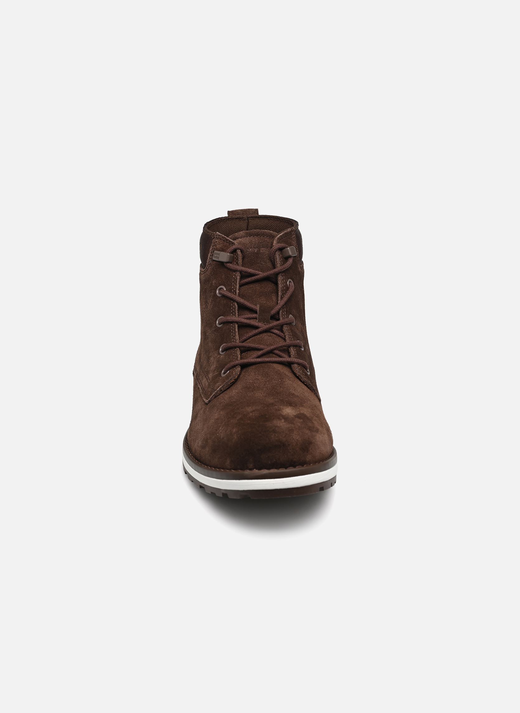 Bottines à lacets CORPORATE OUTDOOR SUEDE BOOT homme marron Tommy Hilfiger Bottines à lacets CORPORATE OUTDOOR SUEDE BOOT homme marron GT6 COCOA