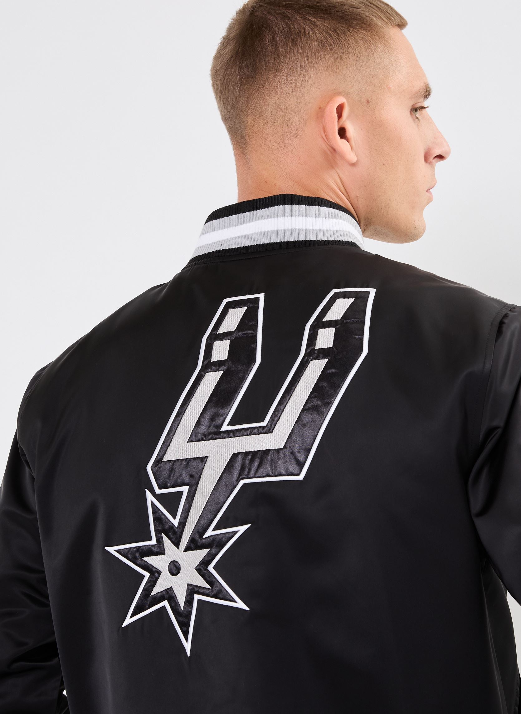 Blousons Satin Bomber San Antonio Spurs - Mixte noir New Era Blousons Satin Bomber San Antonio Spurs - Mixte noir SAN ANTONIO SPURS BLK