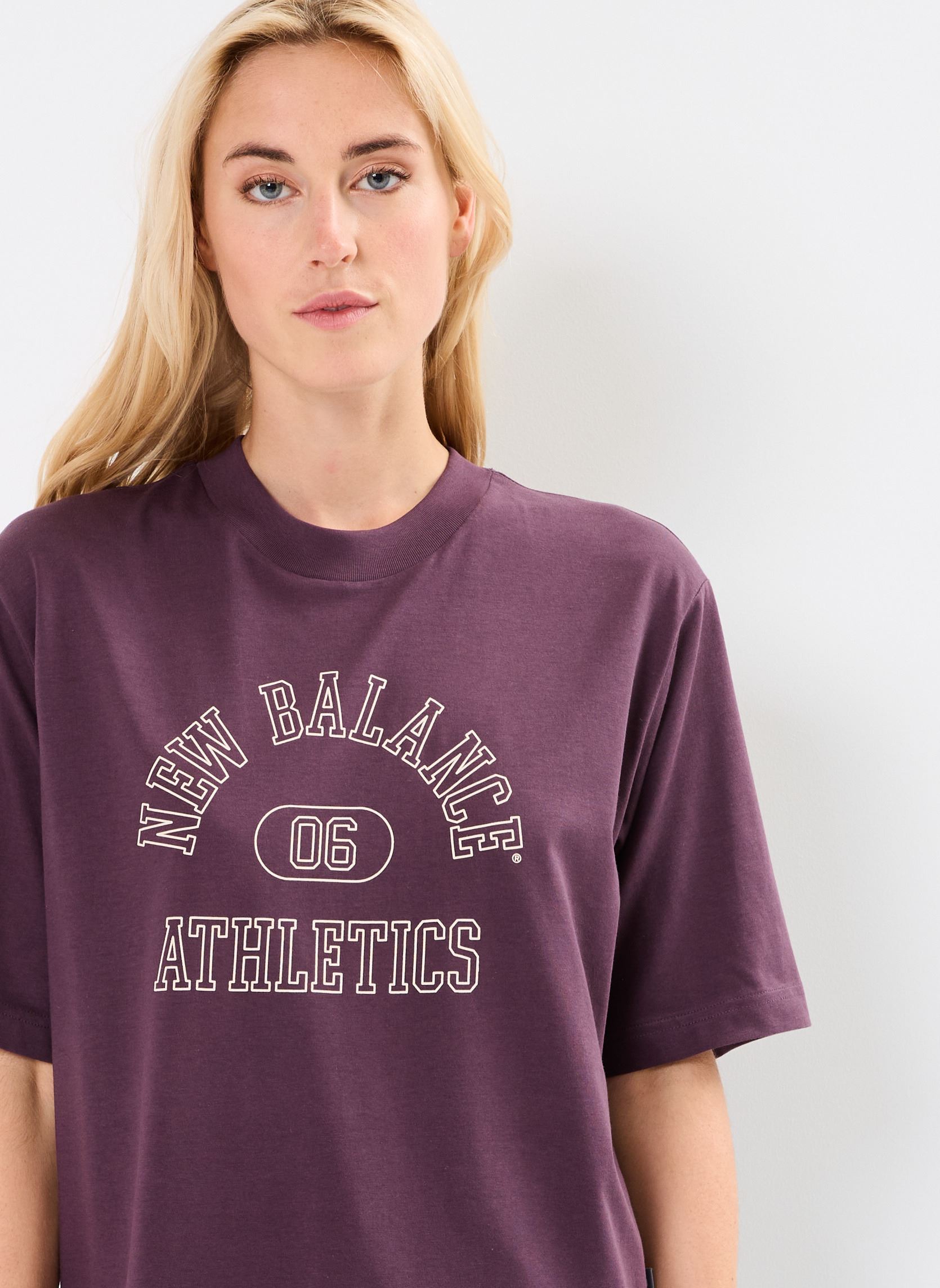Tee-shirts manches courtes Graphic Jersey T-Shirt femme violet New Balance Tee-shirts manches courtes Graphic Jersey T-Shirt femme violet PLUM BROWN